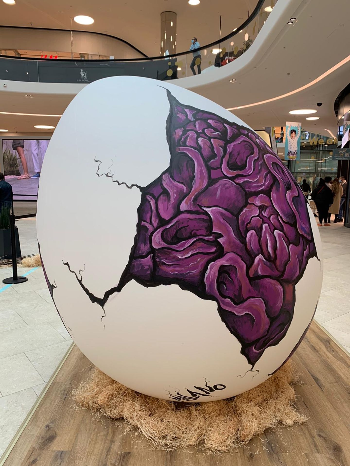 JoMalano (LU - born in 1995) EGG 2.5m high, 1.90m circumference (cracked egg) - 12V radial micro