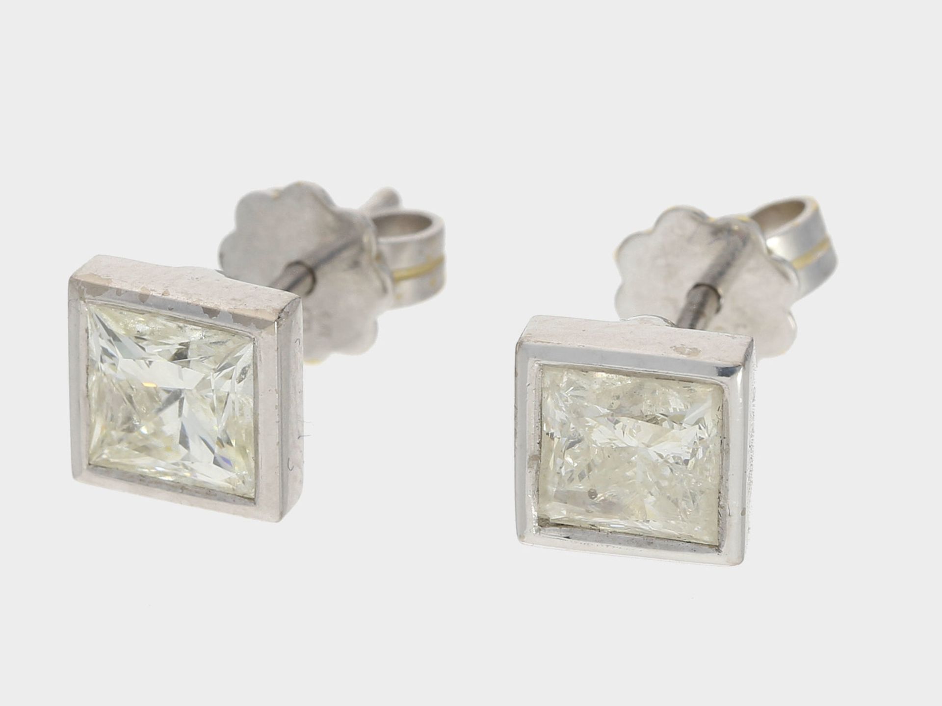 Ohrschmuck: Diamant/Solitär-Ohrstecker, ca. 2,4ct Carree-DiamantenCa. 7 x 7mm, ca. 2,