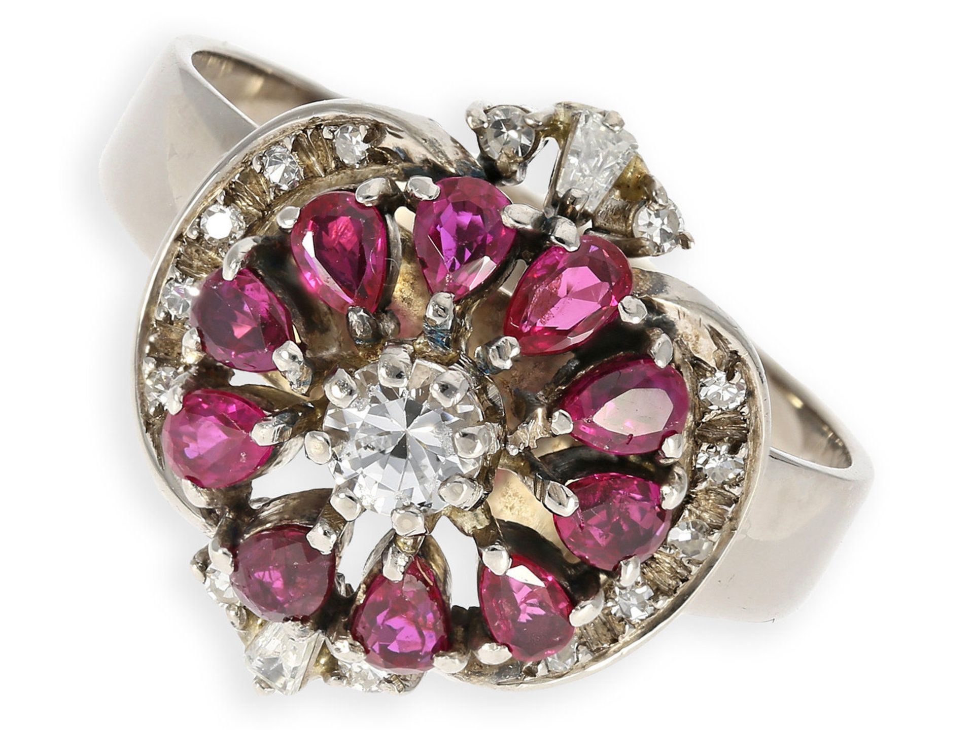 Ring: dekorativer vintage Rubin/Diamantring, insgesamt ca. 0,98ct, 18K WeißgoldCa. Ø