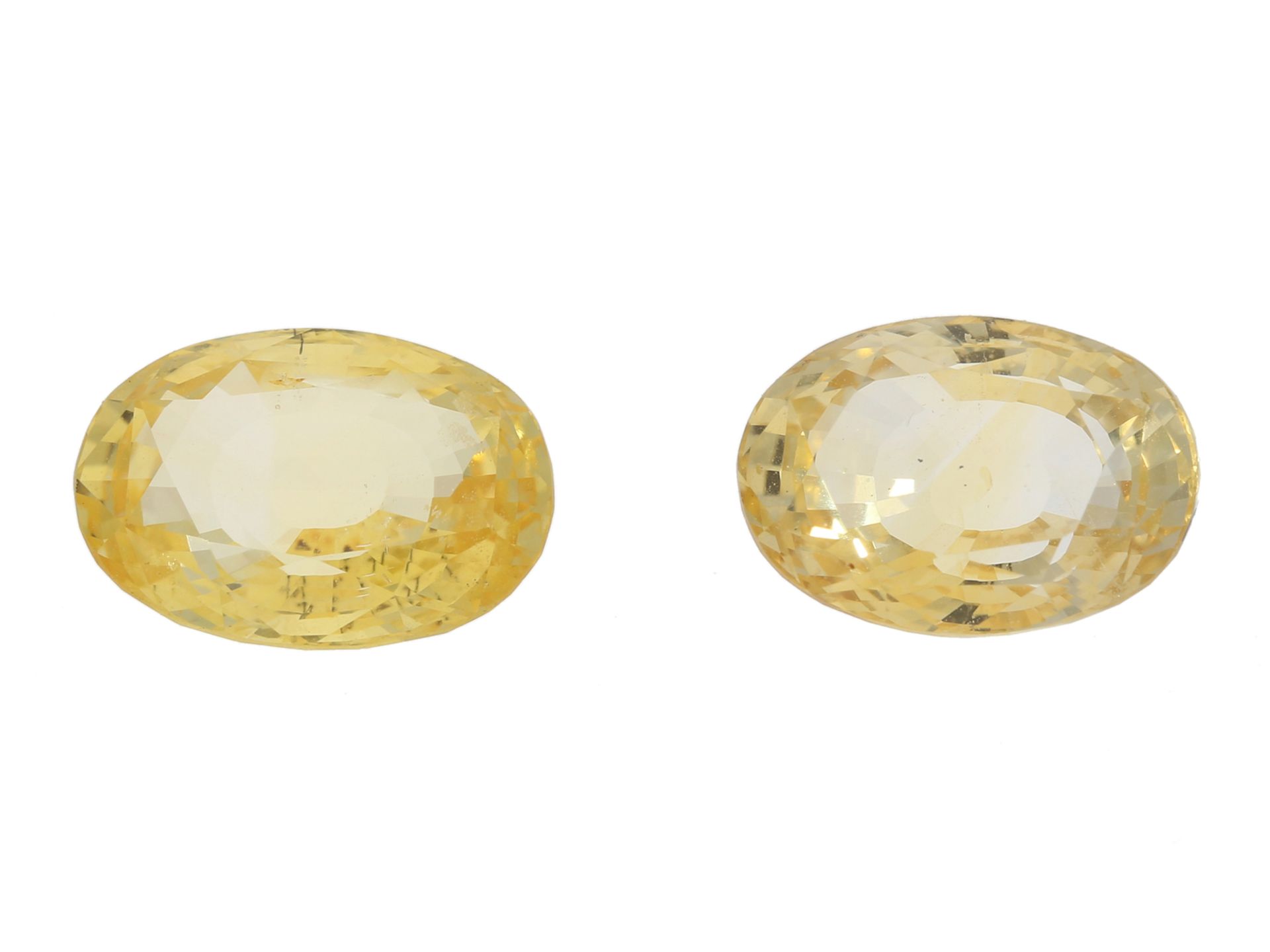 Saphir: Paar gelber facettierter Saphire, zusammen ca. 4,46ct, Herkunft Ceylon8,51 x 6