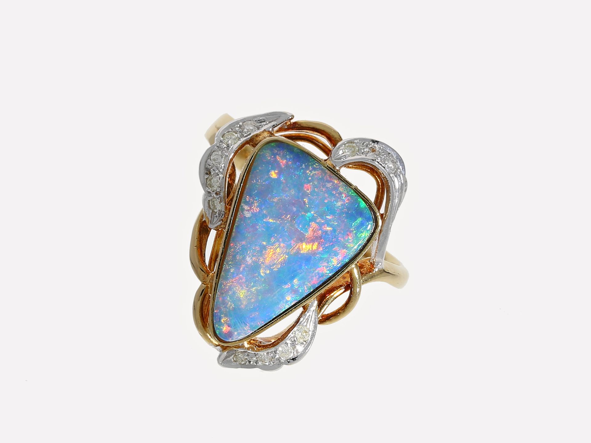 Ring: Goldschmiedering mit sehr schönem Opal und Brillanten, 18K GoldCa. Ø17mm, RG54