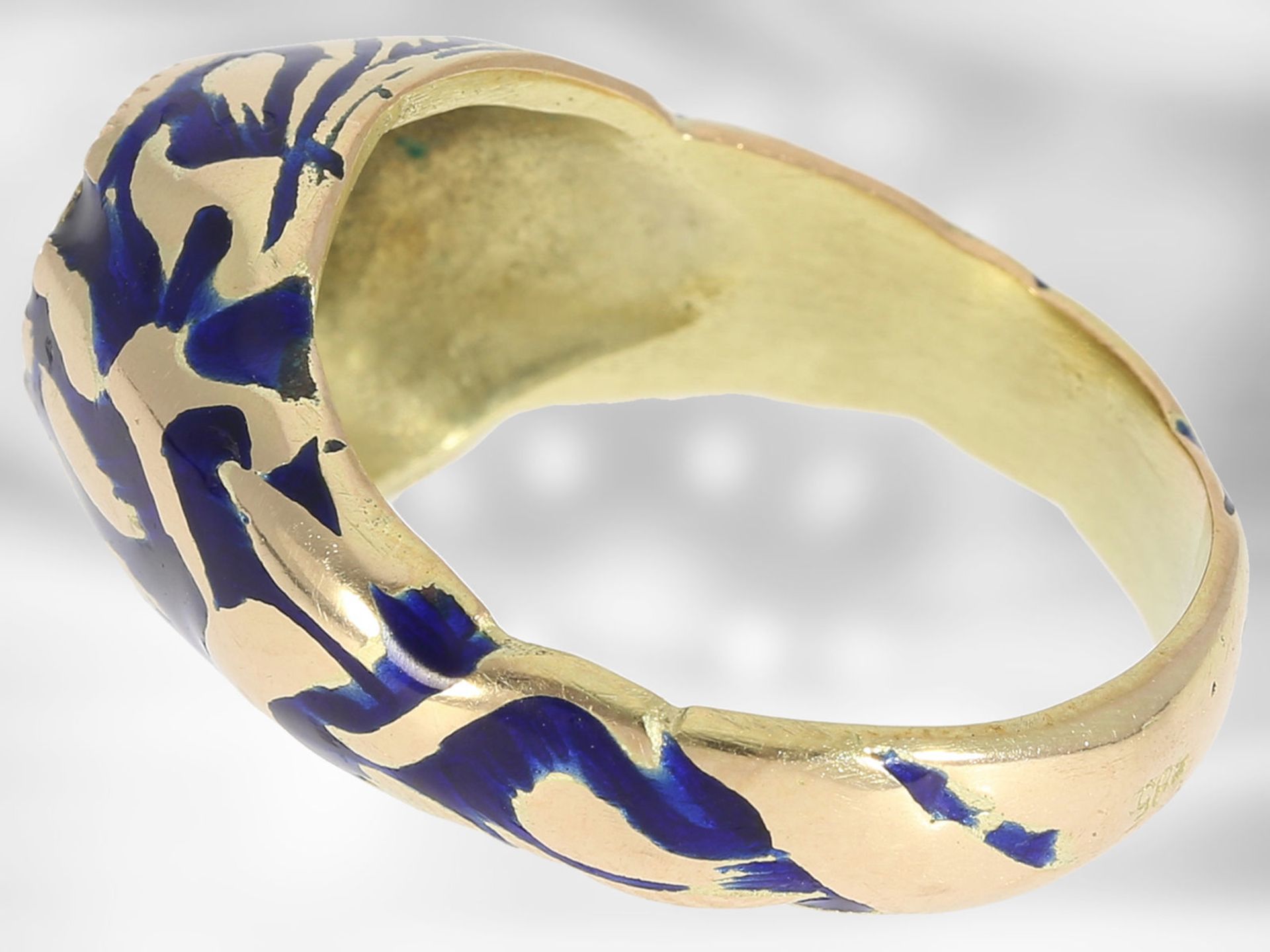 Ring: ausgefallener, emaillierter Goldschmiedering mit Diamantbesatz, vermutlich aus der Zeit de - Bild 2 aus 3
