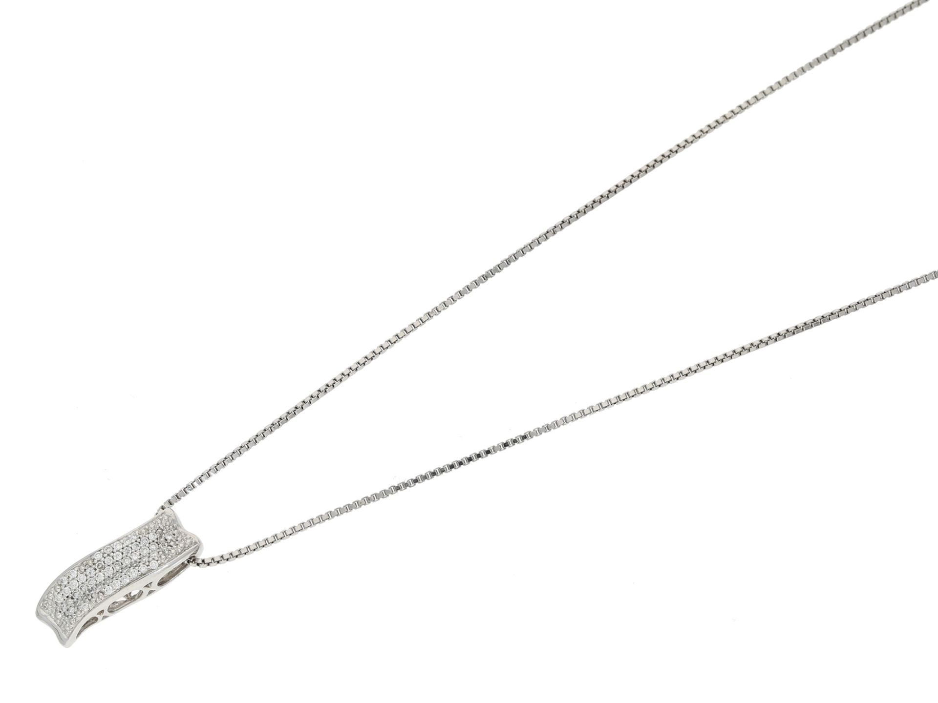 Kette/Collier: attraktives Weißgoldcollier mit Brillantanhänger, insgesamt ca. 0,25ct<br /