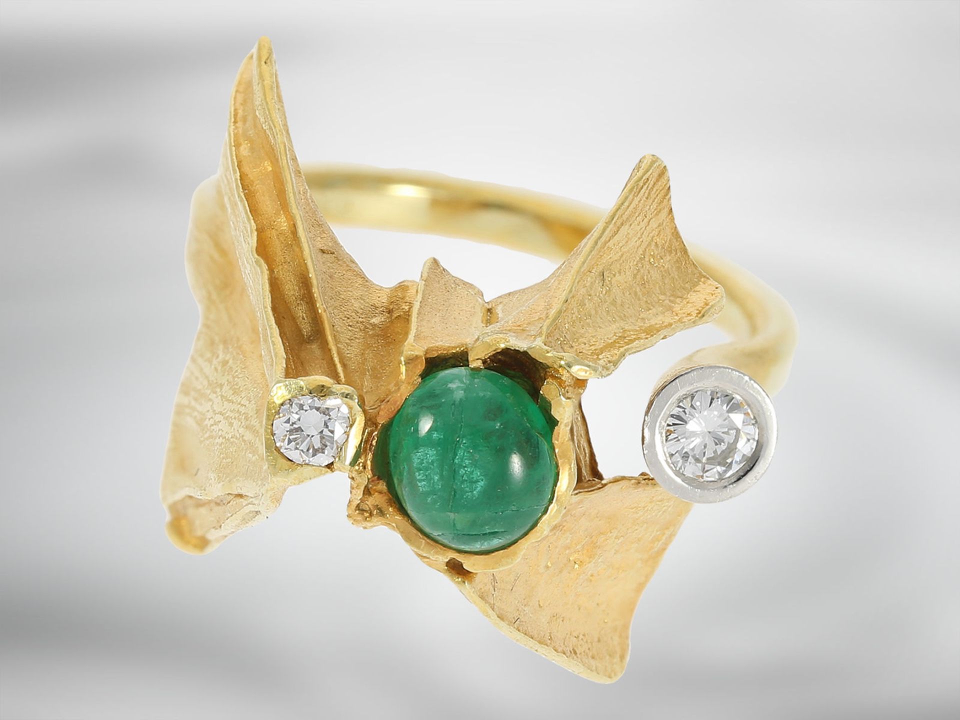 Ring: interessanter vintage Designer-Goldschmiedering mit Smaragd- und Brillantbesatz, insgesamt ca. - Image 2 of 4