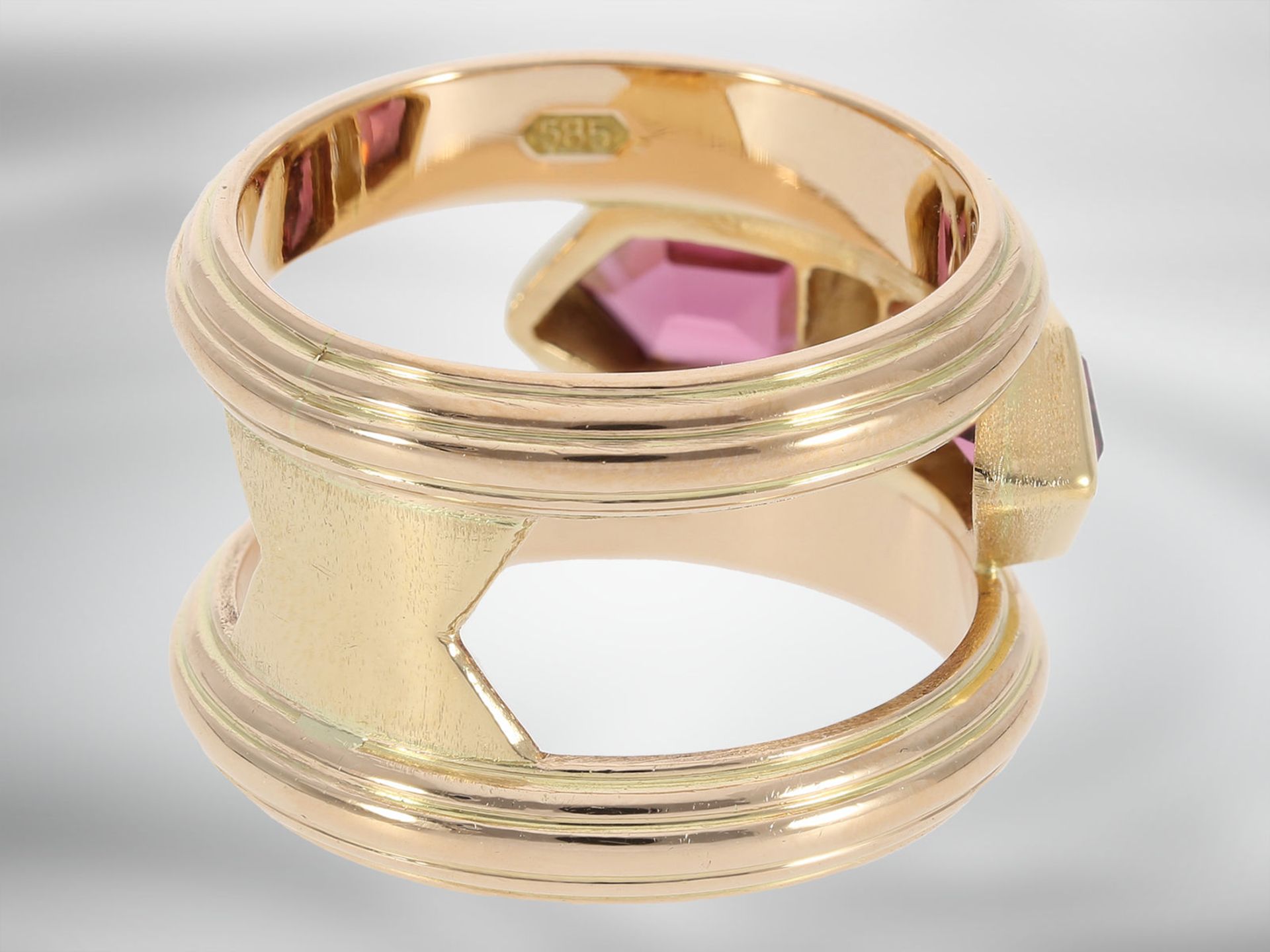 Ring: unikater Designerring mit pinkfarbenen Turmalinen und einem schönen Diamanten im Emerald-Cut, - Image 4 of 4