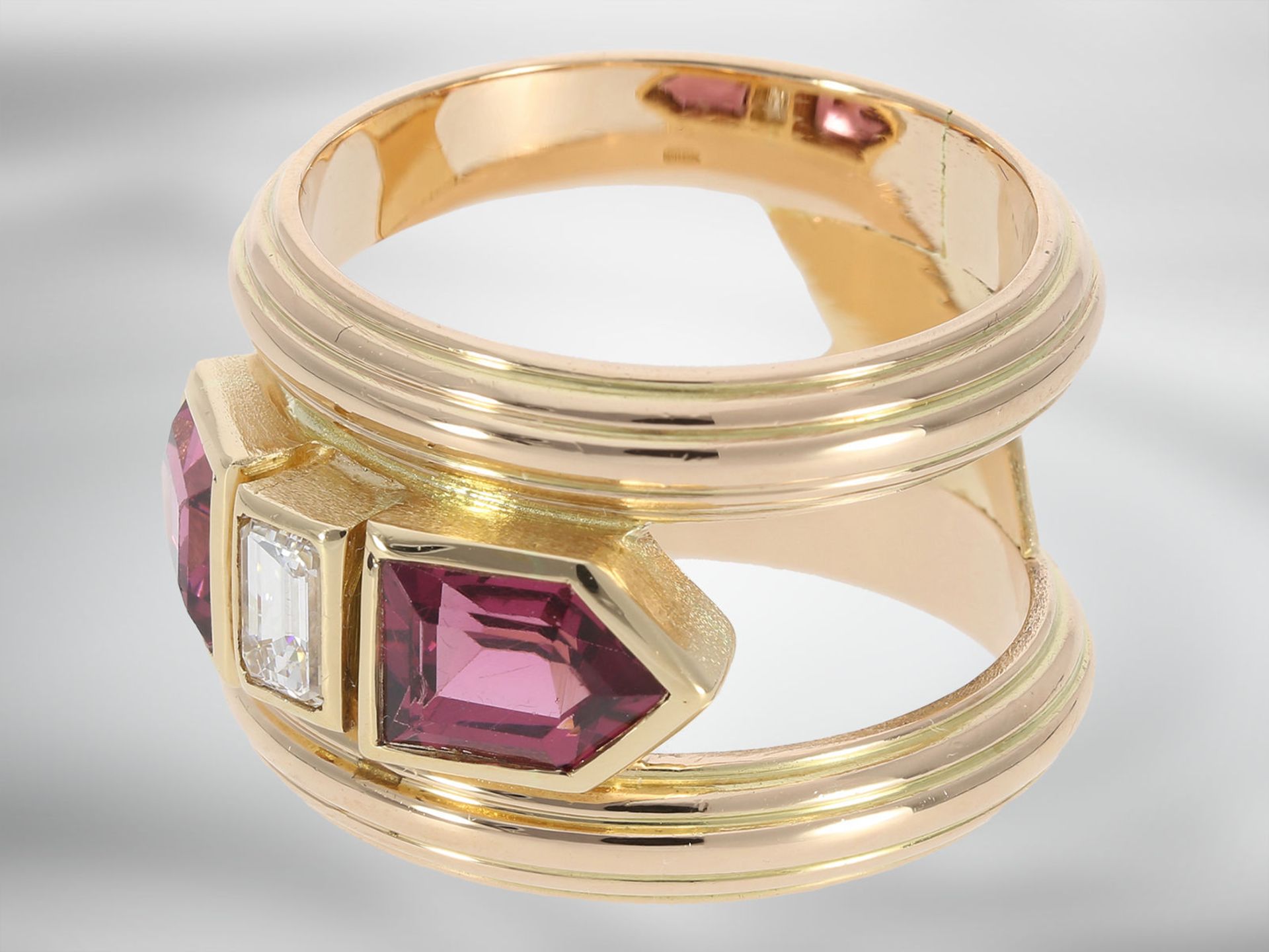 Ring: unikater Designerring mit pinkfarbenen Turmalinen und einem schönen Diamanten im Emerald-Cut, - Image 3 of 4