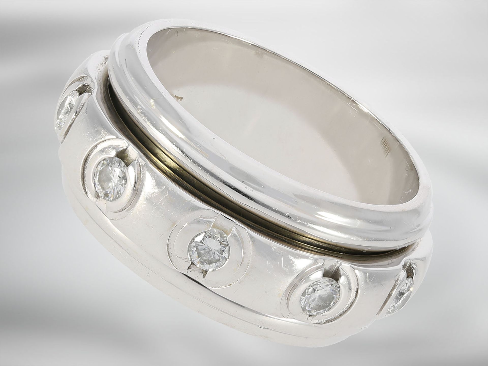 Ring: breiter und ausgefallener Brillant-Goldschmiedering von Christ mit beweglicher Mittelschiene,