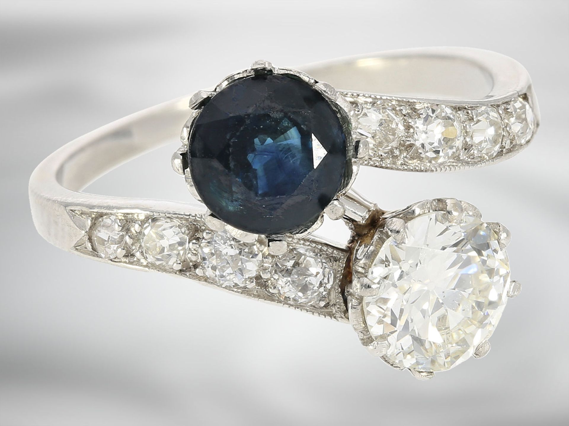 Ring: dekorativer vintage Saphir/Diamant-Goldschmiedering im Overcross-Design - Bild 2 aus 3