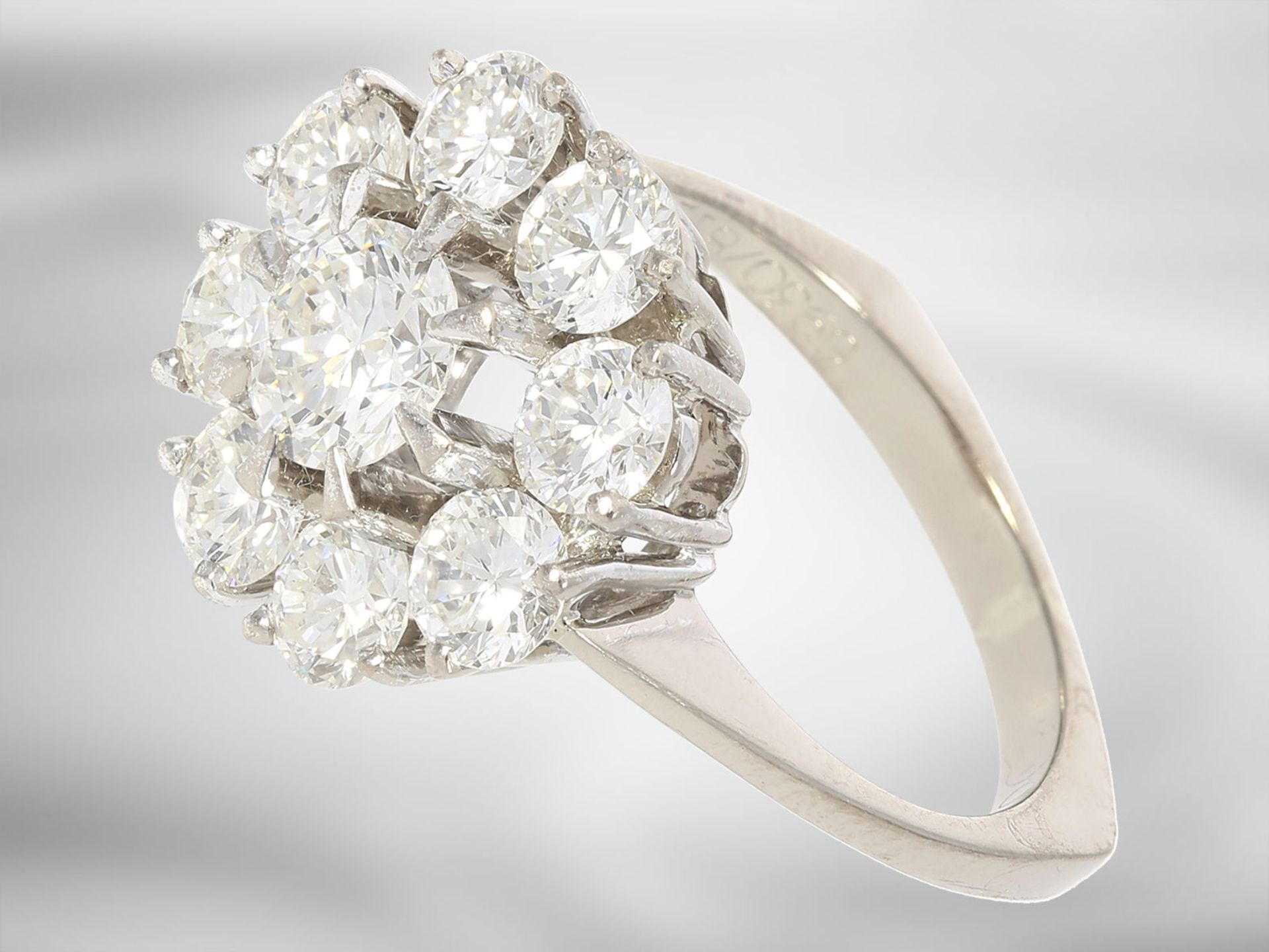 Ring: hochfeiner Brillantring in Spitzenqualität, Blütenform, 2,65ct Top Wesselton/VVS - Bild 2 aus 3