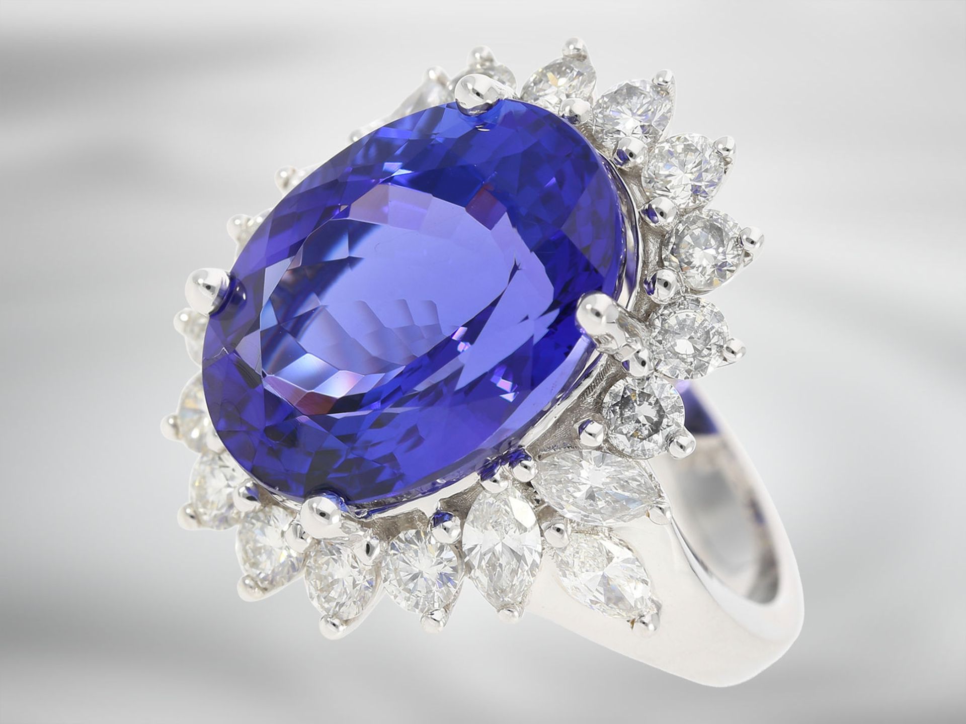 Ring: wertvoller neuwertiger Diamantring mit einem Tansanit in Spitzenqualität und von 15,61ct, 18K - Image 2 of 5