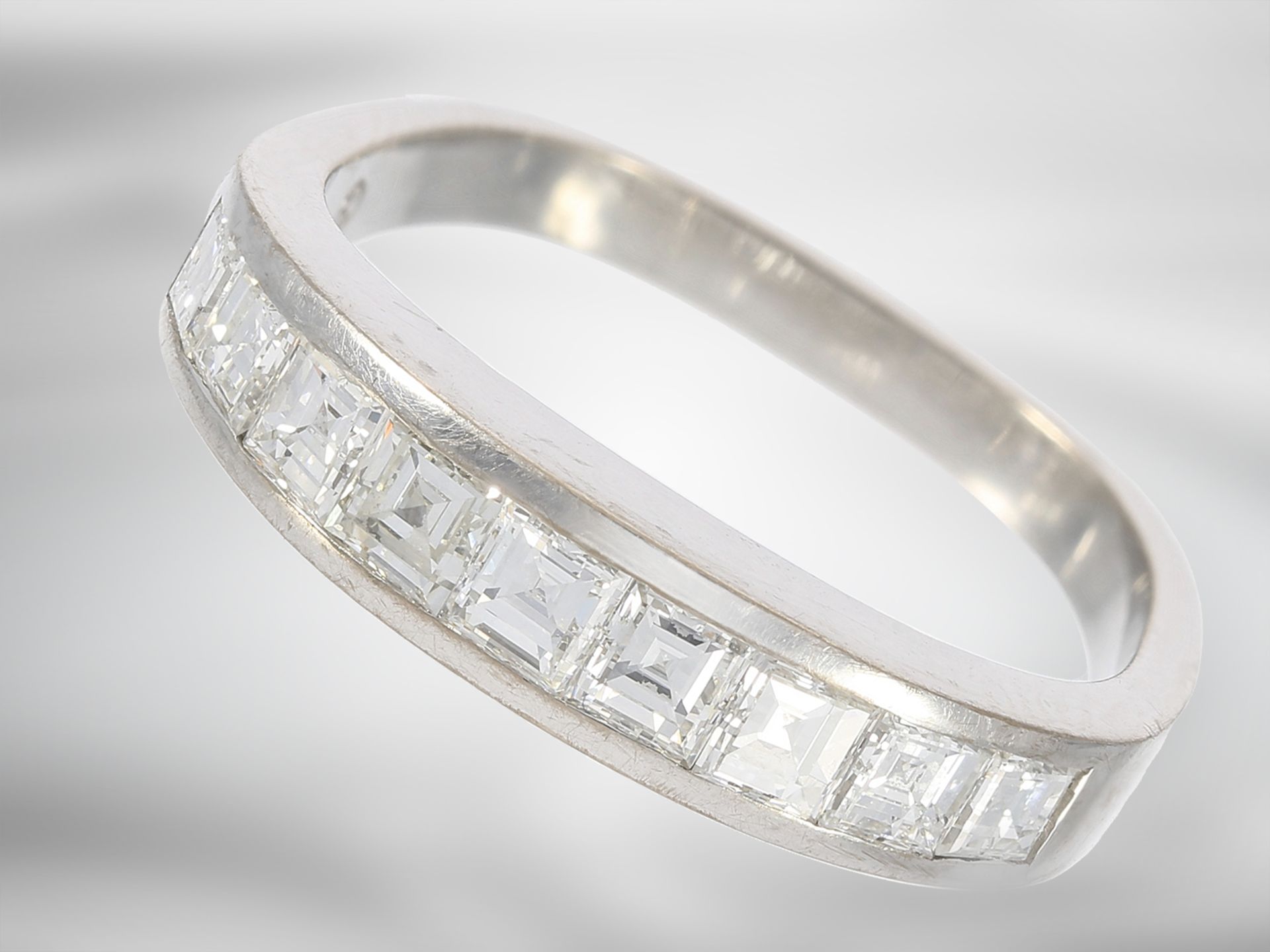 Ring: hochfeiner vintage Weißgoldring mit Diamanten im Karreeschliff, ca. 1,1ct, 18K Gold, ehemals s