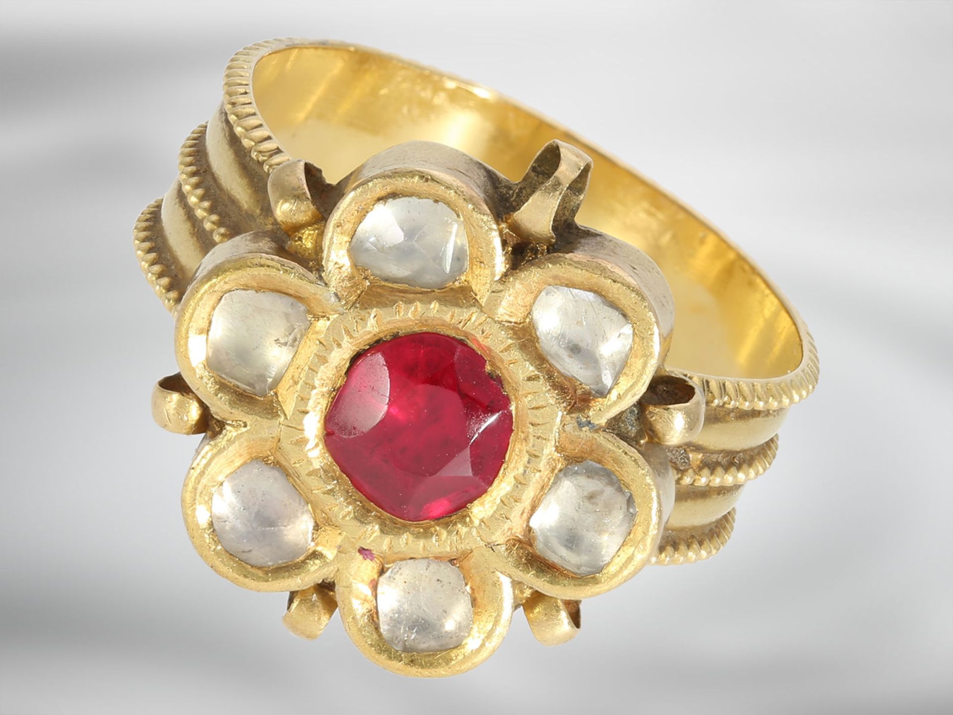 Ring: dekorativer antiker Ring in Blütenform, besetzt mit weißen Saphiren und einem Rubin, 18K Gelbg