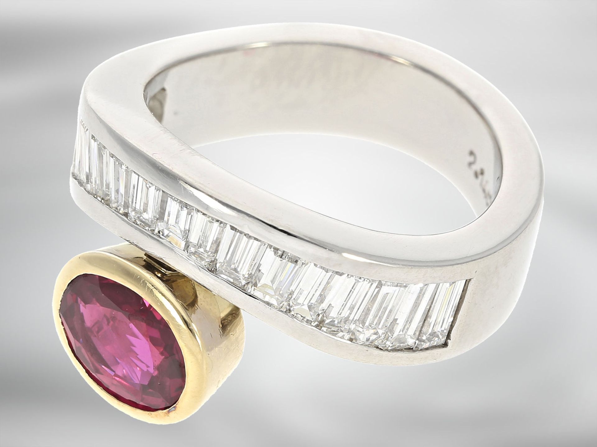 Ring: sehr hochwertiger Rubin/Diamant-Goldschmiedering, zusammen 3,78ct - Bild 2 aus 4