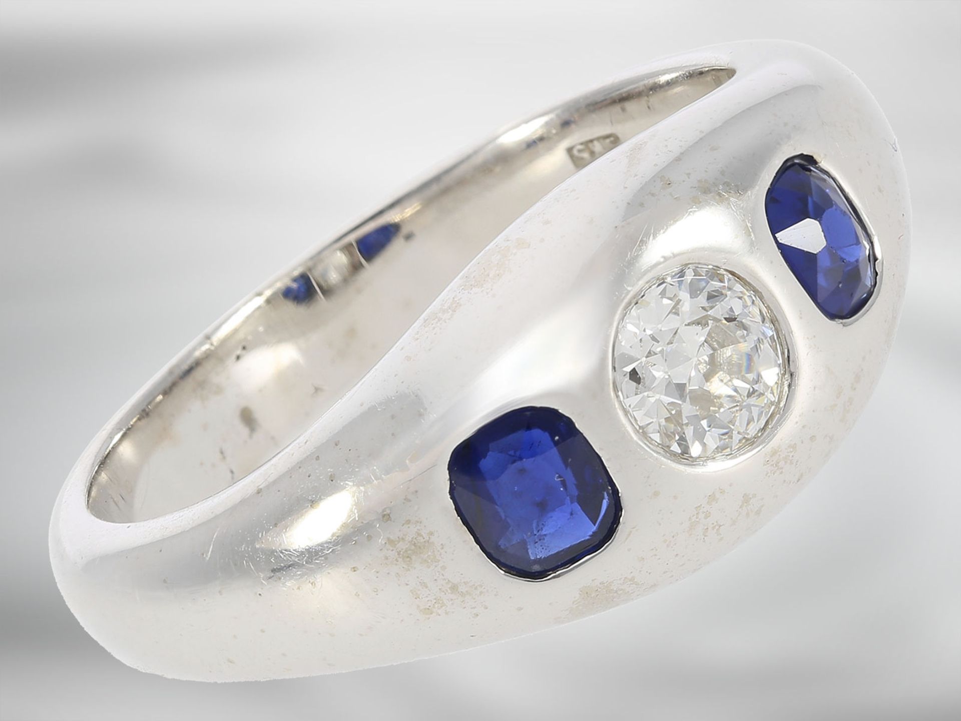 Ring: hochwertiger massiver Bandring mit Altschliff-Diamant und Saphiren, zusammen ca. 1,07ct, 14K W
