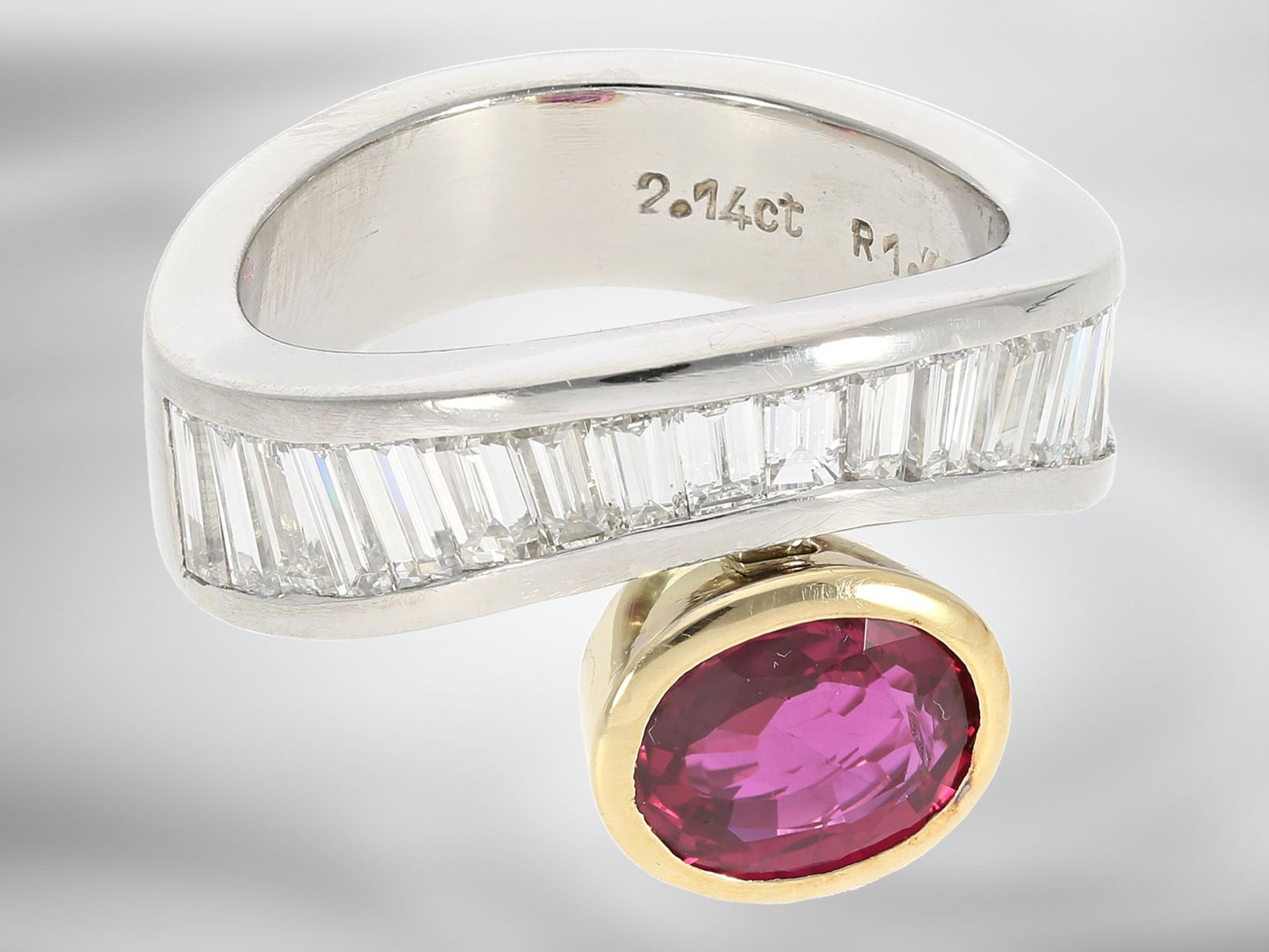 Ring: sehr hochwertiger Rubin/Diamant-Goldschmiedering, zusammen 3,78ct - Bild 3 aus 4