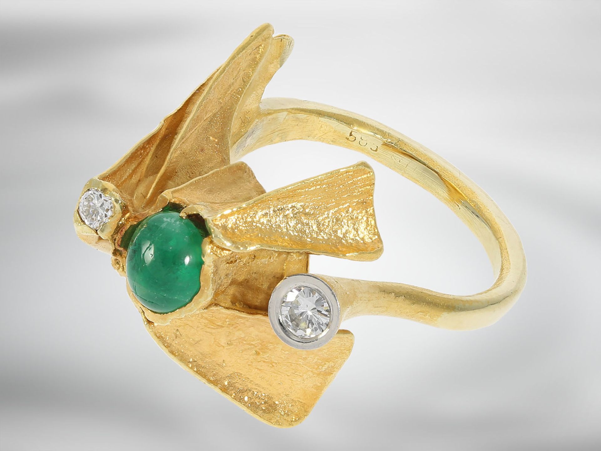 Ring: interessanter vintage Designer-Goldschmiedering mit Smaragd- und Brillantbesatz, insgesamt ca. - Image 3 of 4