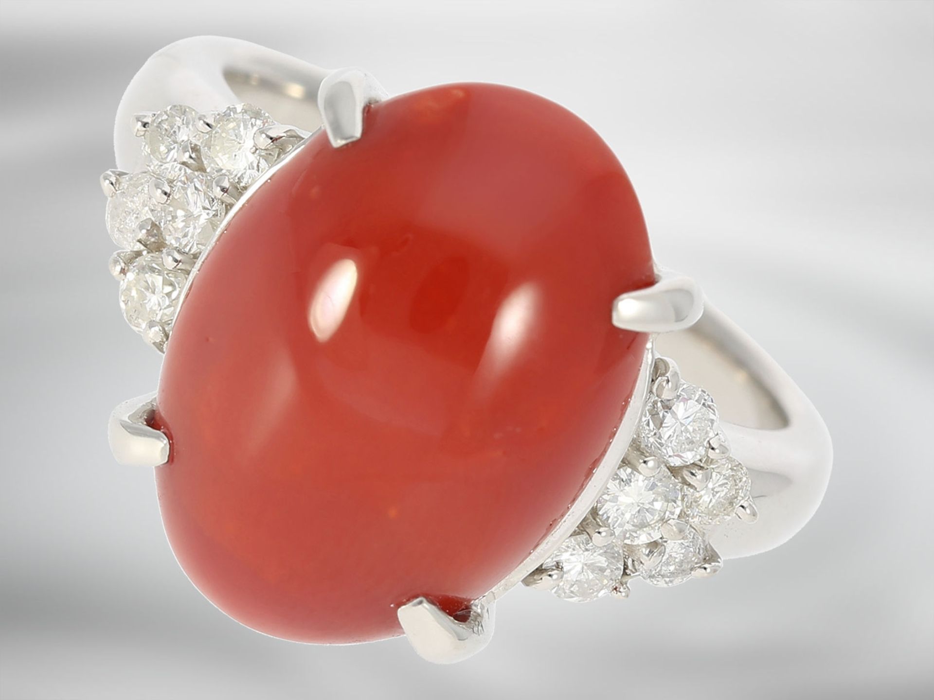 Ring: sehr dekorativer Platinring mit feinem Korallencabochon und Brillanten von ca. 0,37ct, 900er P