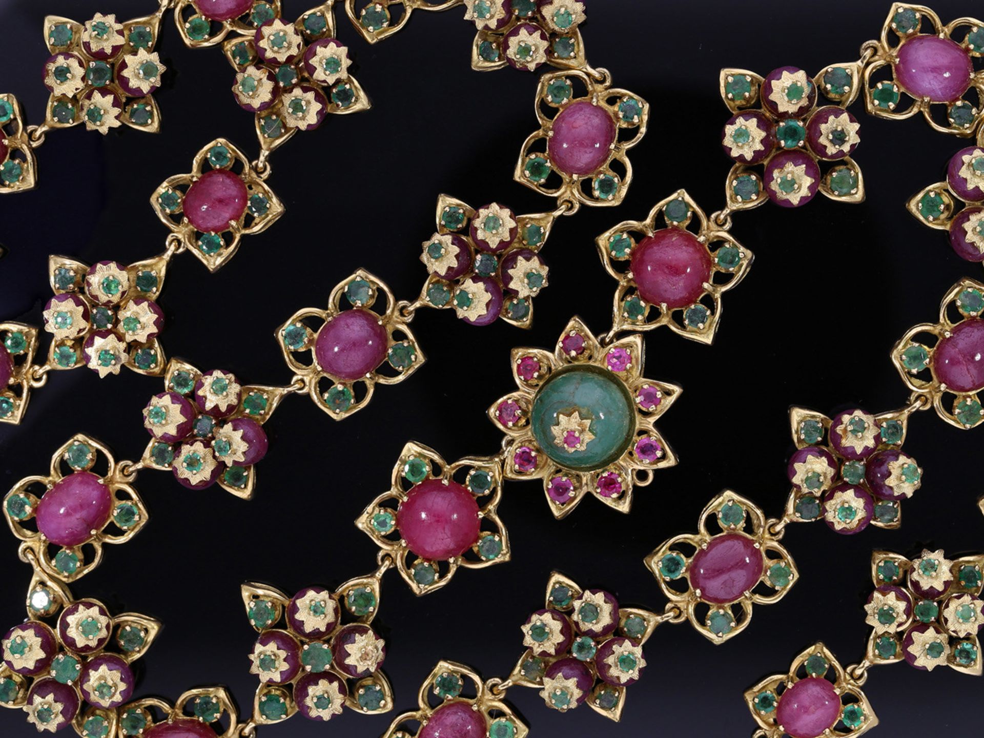 Kette/Collier: hochdekoratives, opulent mit Rubinen und Smaragden besetztes antikes Collier, insgesa - Bild 2 aus 2