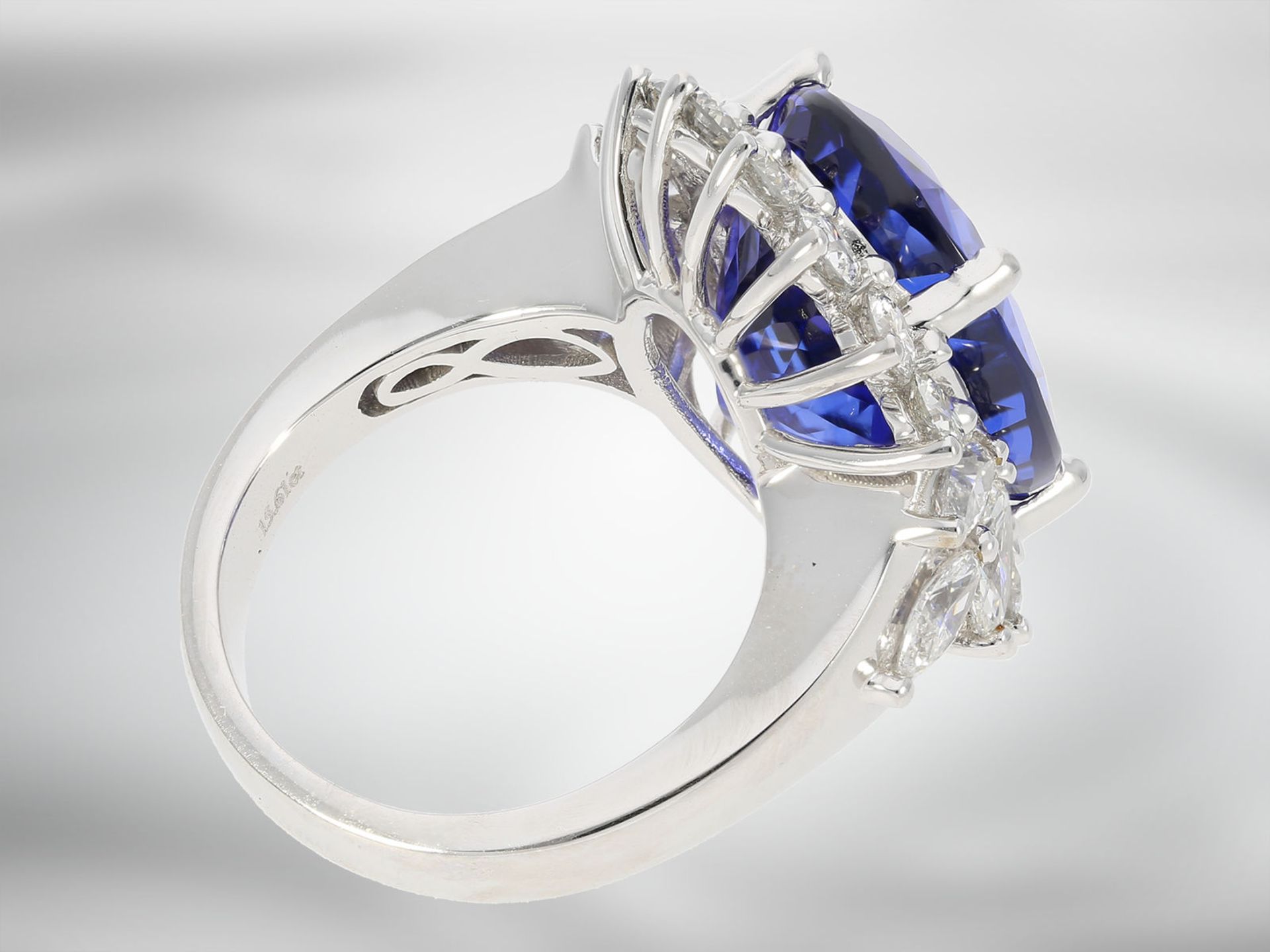 Ring: wertvoller neuwertiger Diamantring mit einem Tansanit in Spitzenqualität und von 15,61ct, 18K - Image 5 of 5