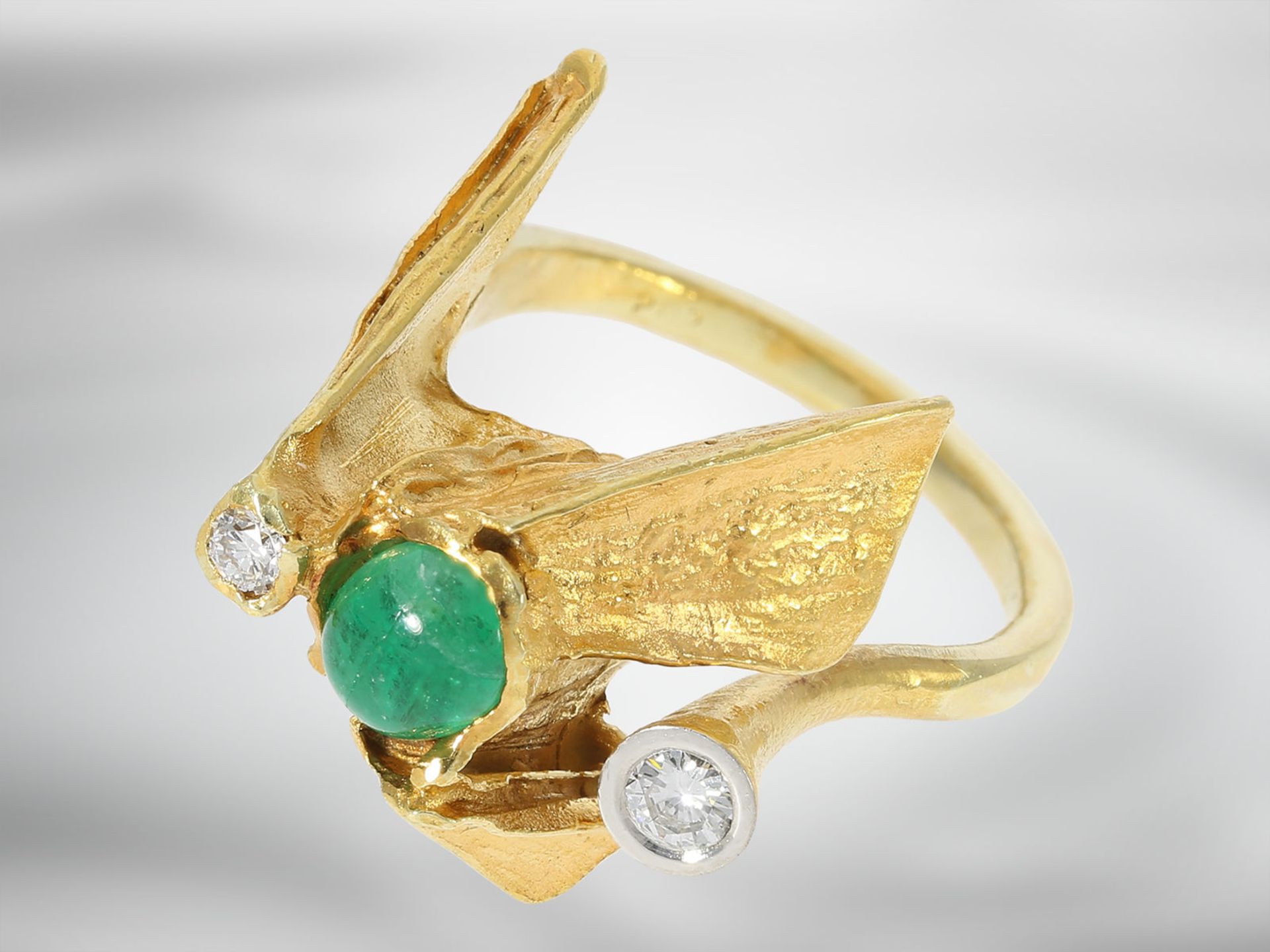 Ring: interessanter vintage Designer-Goldschmiedering mit Smaragd- und Brillantbesatz, insgesamt ca.