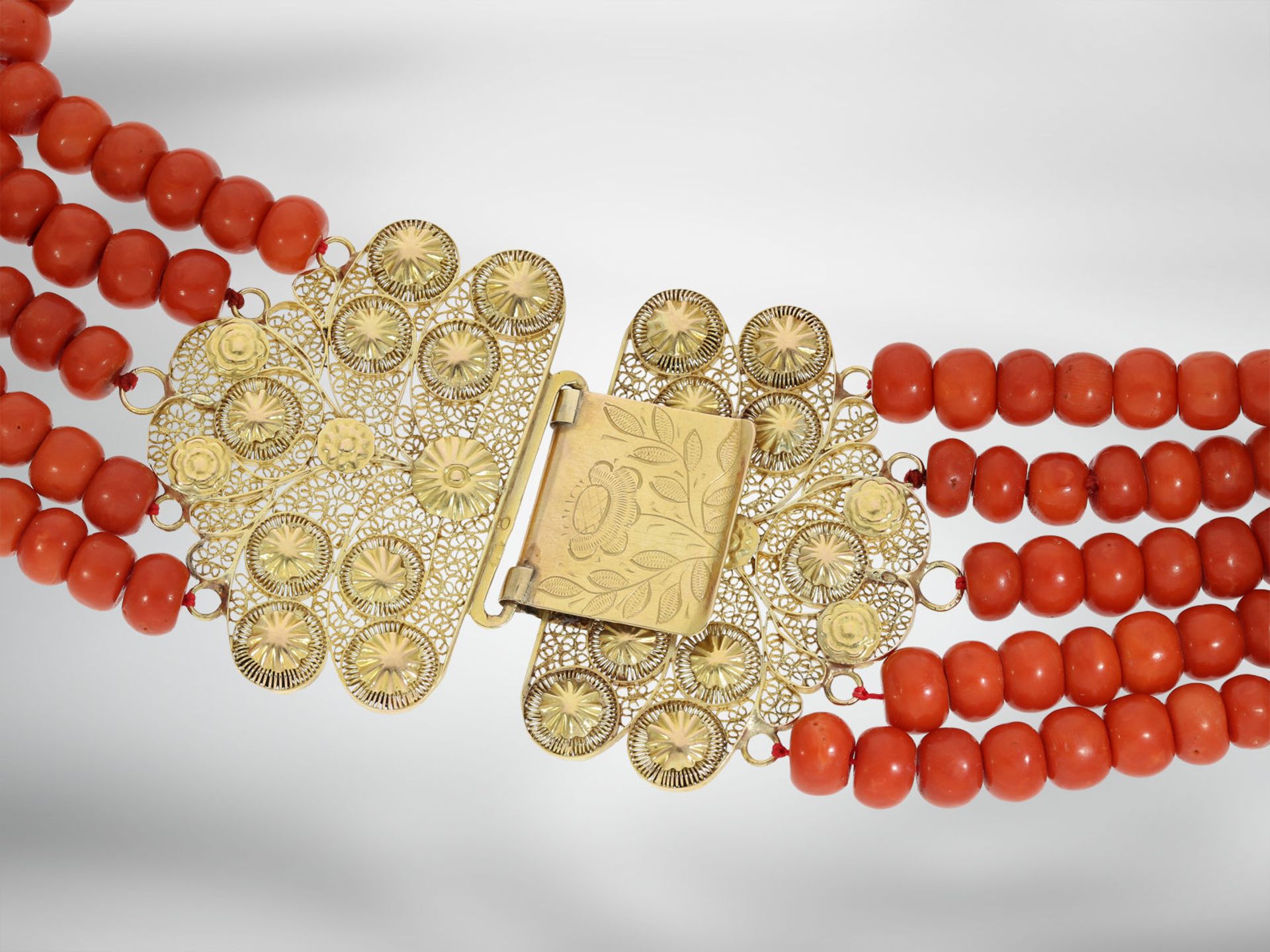 Kette/Collier: antikes 5-reihiges Korallencollier, Biedermeier Kropfkette mit außergewöhnlicher Gold - Bild 3 aus 4