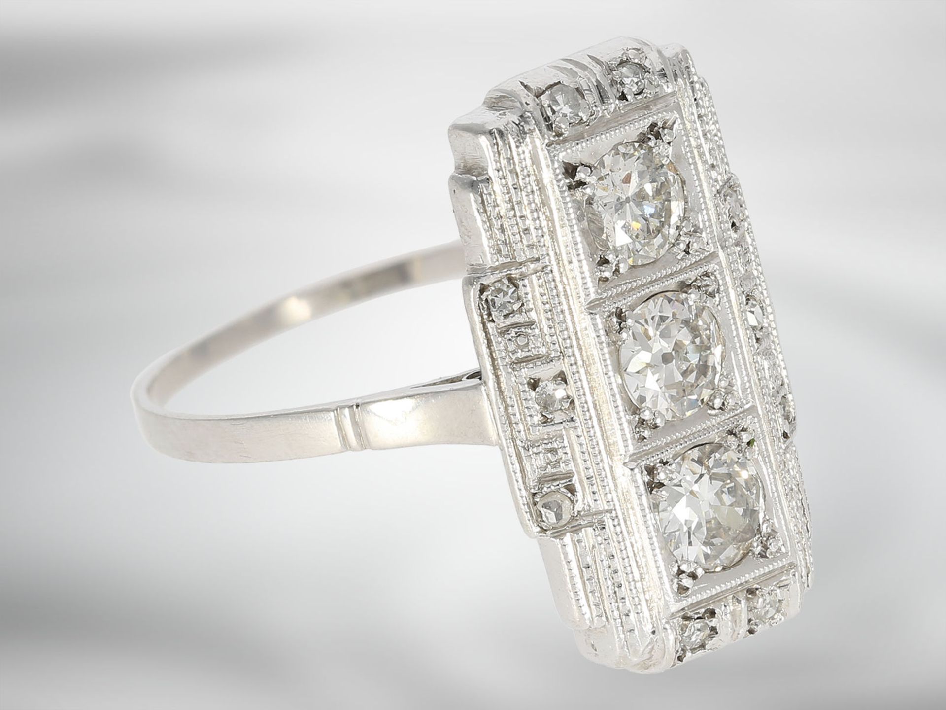 Ring: schöner Art déco Platinring mit Diamanten, insgesamt ca. 0,62ct - Image 2 of 3