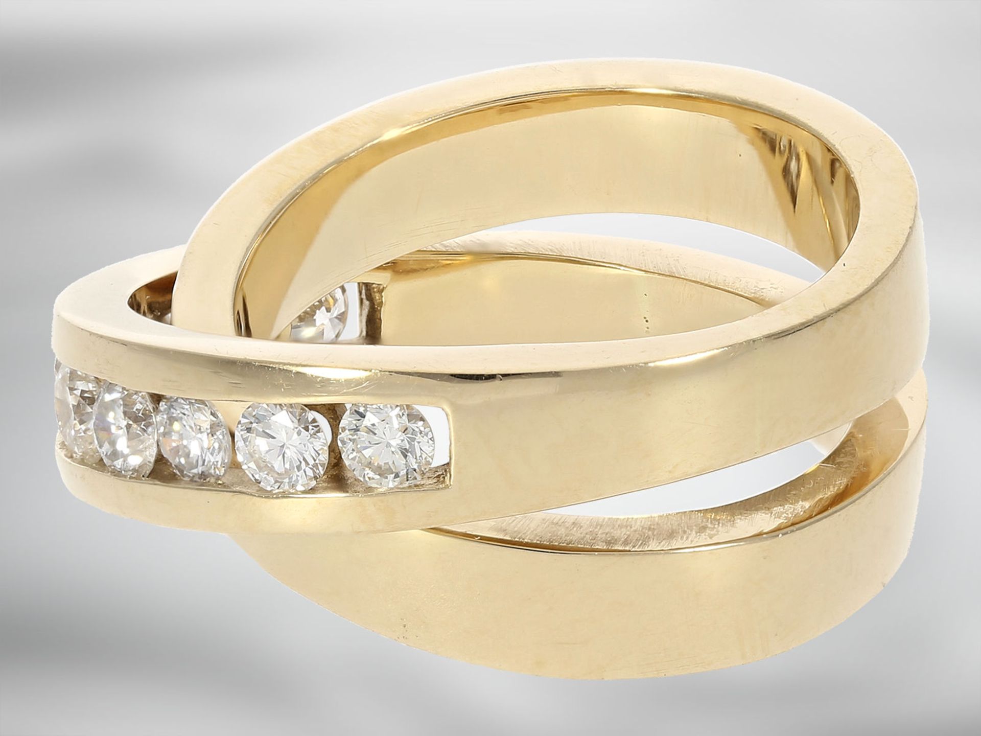 Ring: sehr schöner 'Crossover' Ring mit Brillanten, insgsamt ca. 0,8ct, 14K Gelbgold - Image 2 of 3