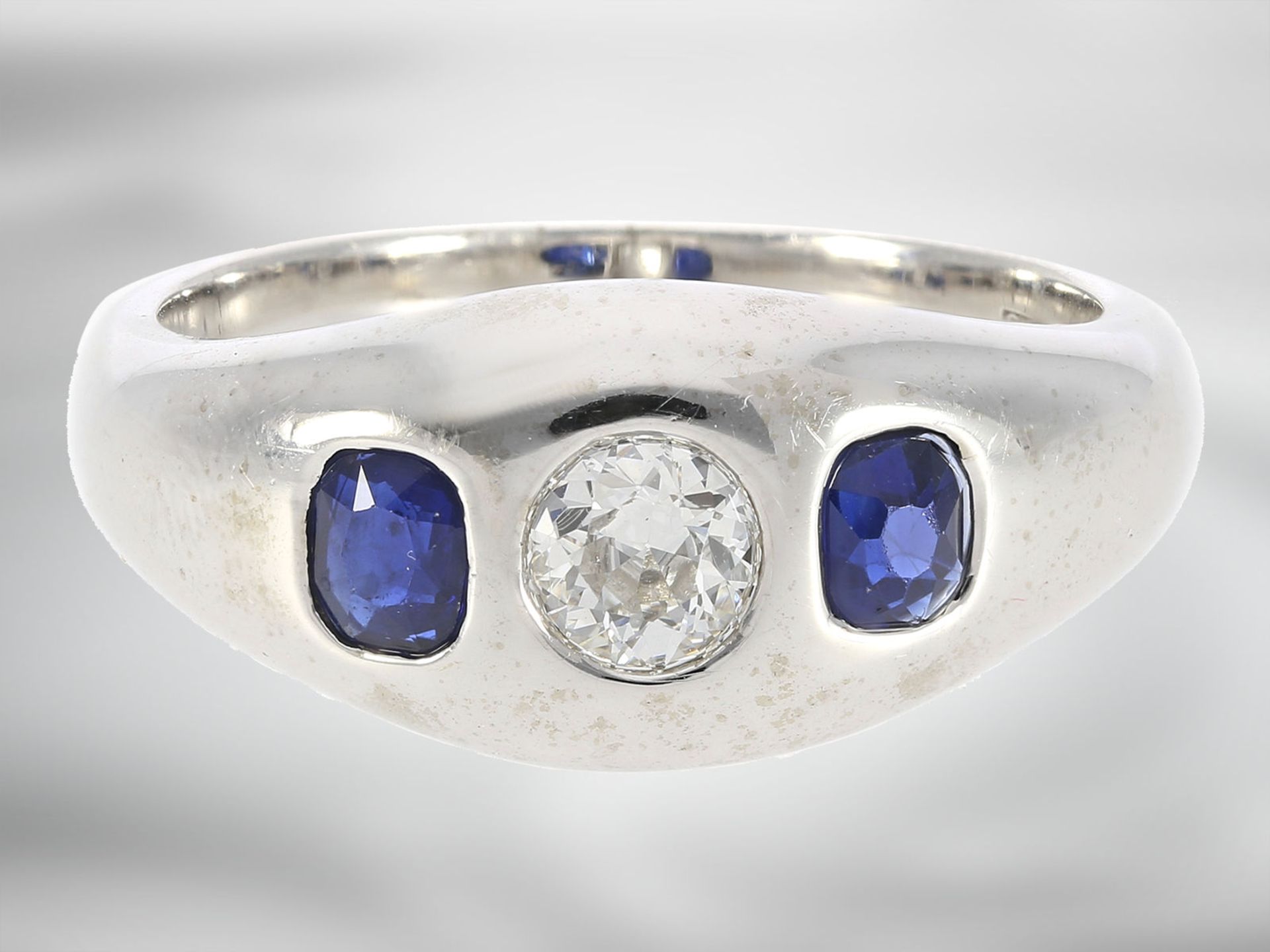 Ring: hochwertiger massiver Bandring mit Altschliff-Diamant und Saphiren, zusammen ca. 1,07ct, 14K W - Image 2 of 3