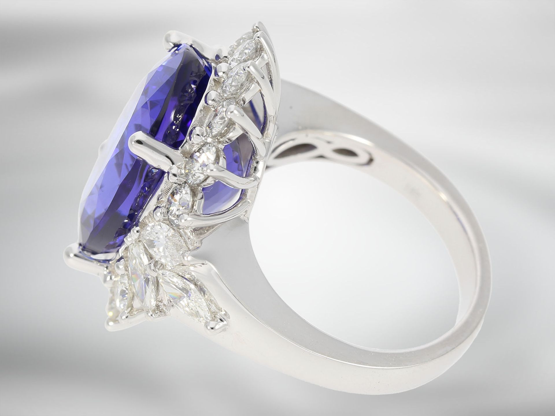 Ring: wertvoller neuwertiger Diamantring mit einem Tansanit in Spitzenqualität und von 15,61ct, 18K - Image 4 of 5