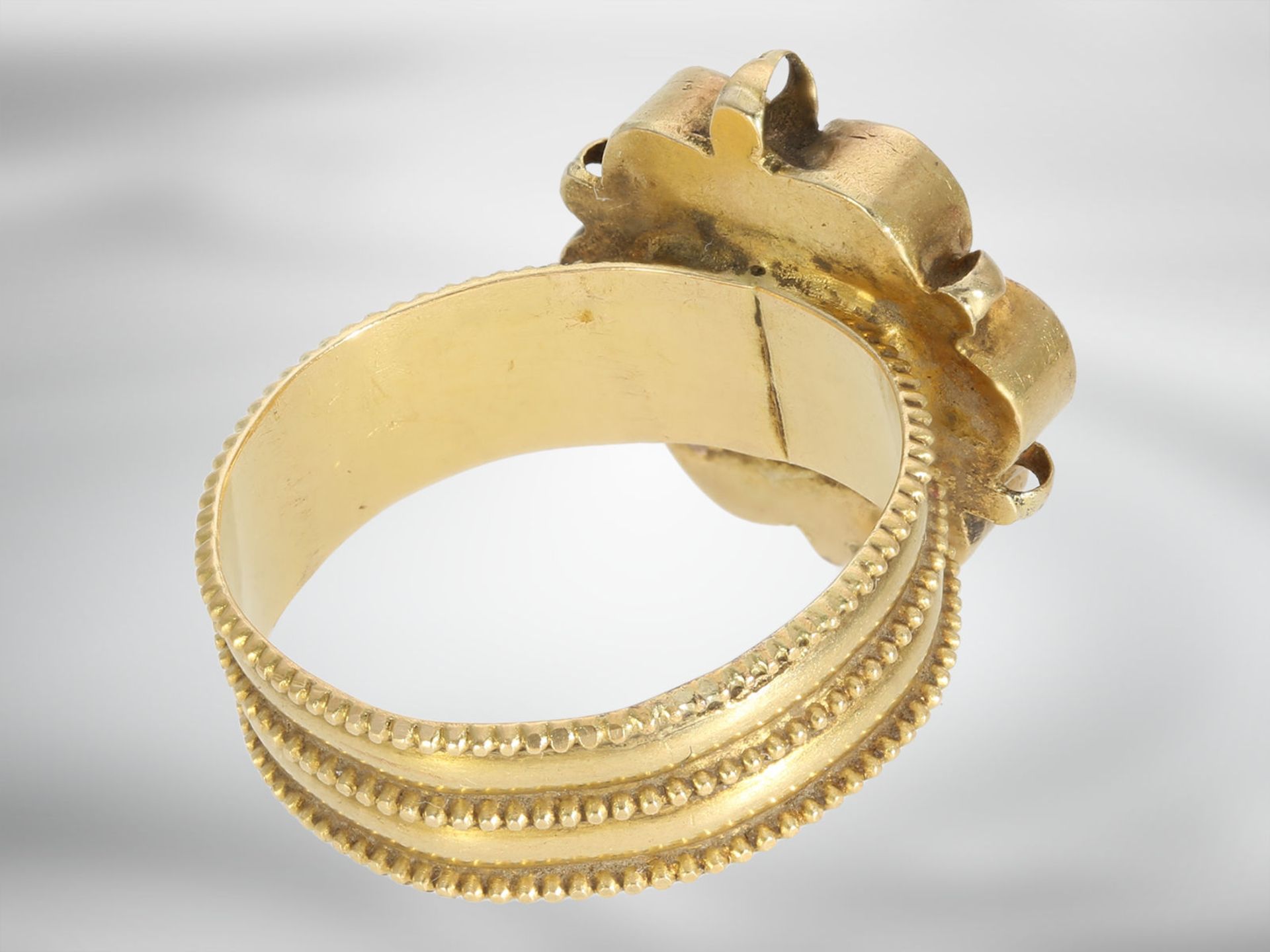 Ring: dekorativer antiker Ring in Blütenform, besetzt mit weißen Saphiren und einem Rubin, 18K Gelbg - Image 4 of 4