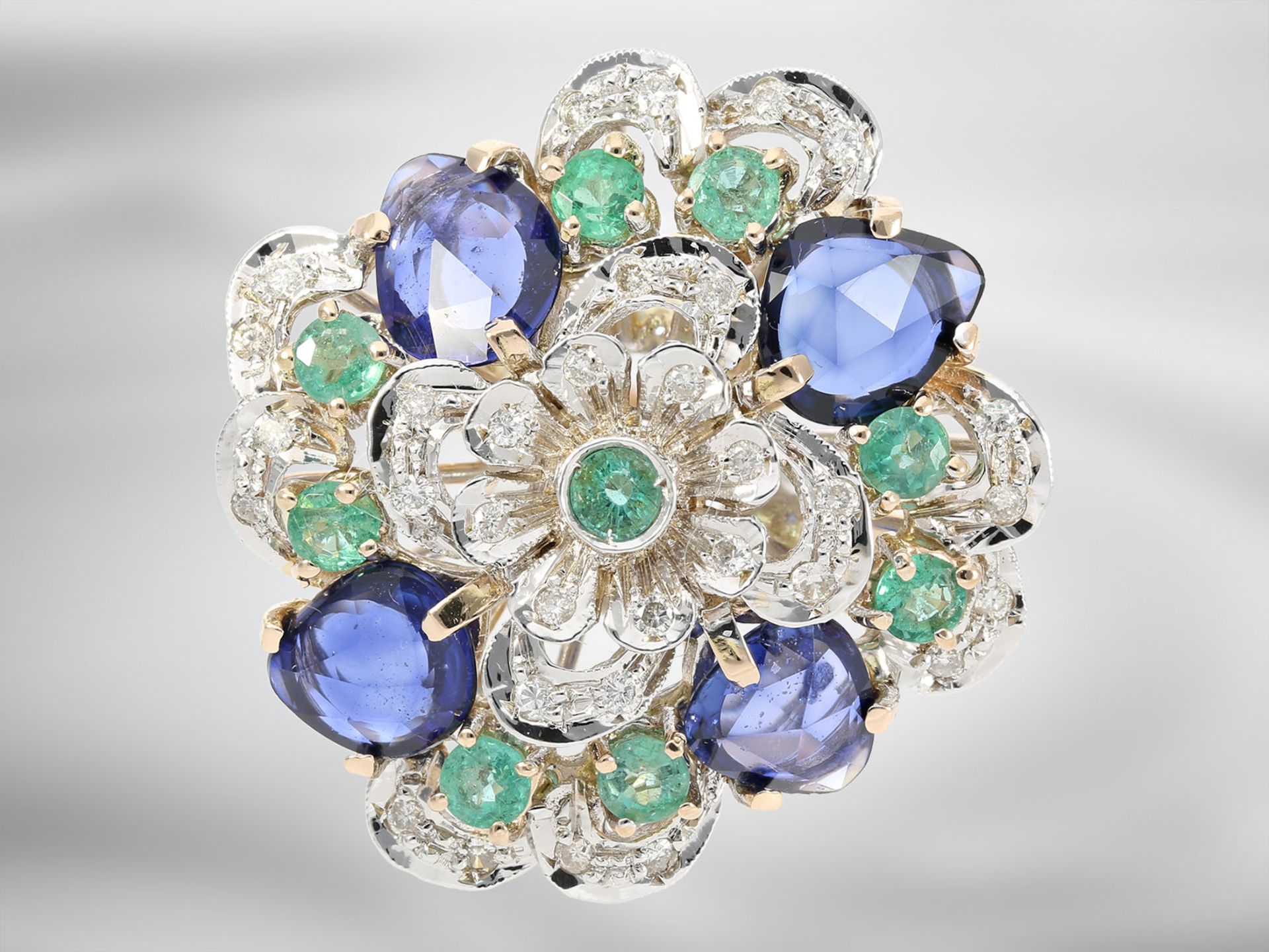Ring: hochdekorativer Designer-Ring mit Saphiren, Smaragden und Brillanten, insgesamt ca. 5,8ct, 14K