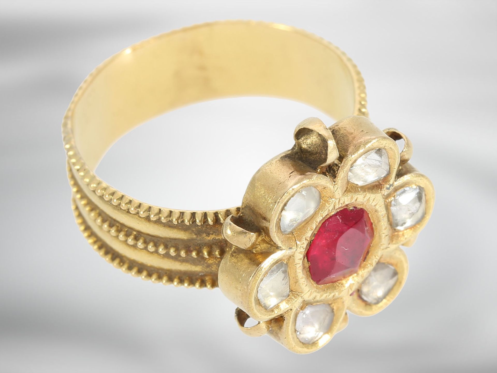 Ring: dekorativer antiker Ring in Blütenform, besetzt mit weißen Saphiren und einem Rubin, 18K Gelbg - Image 2 of 4