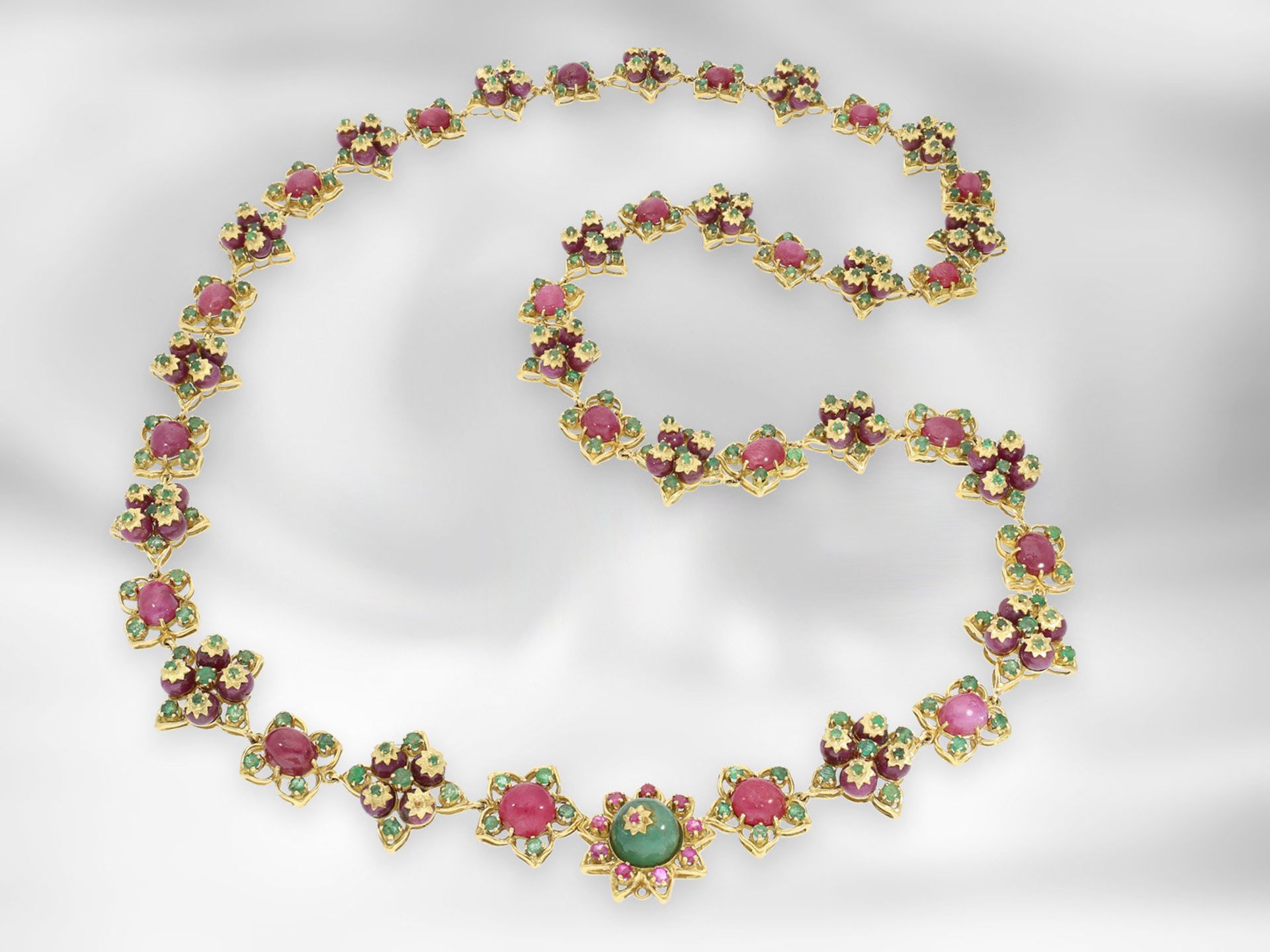 Kette/Collier: hochdekoratives, opulent mit Rubinen und Smaragden besetztes antikes Collier, insgesa