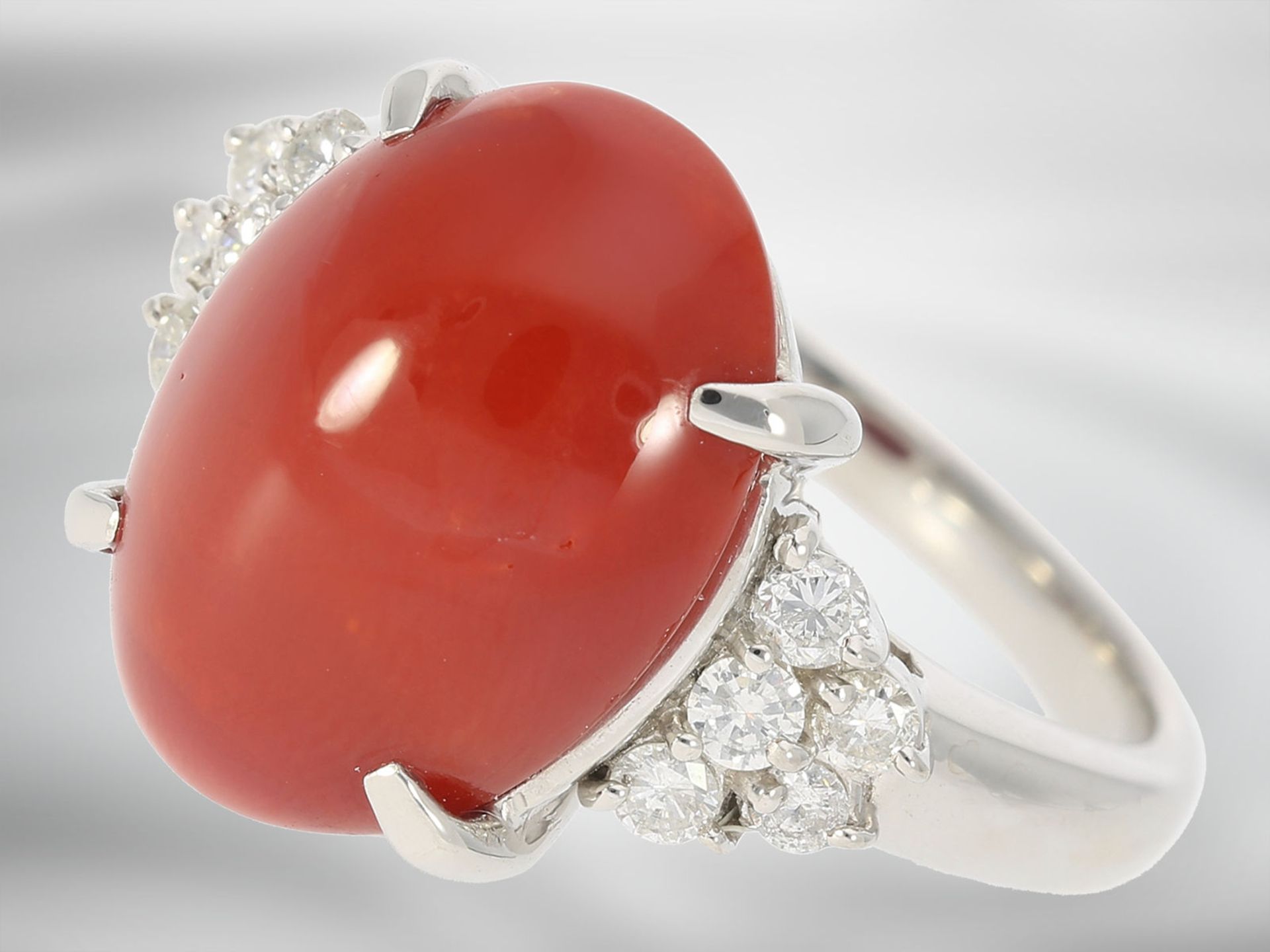 Ring: sehr dekorativer Platinring mit feinem Korallencabochon und Brillanten von ca. 0,37ct, 900er P - Bild 2 aus 3