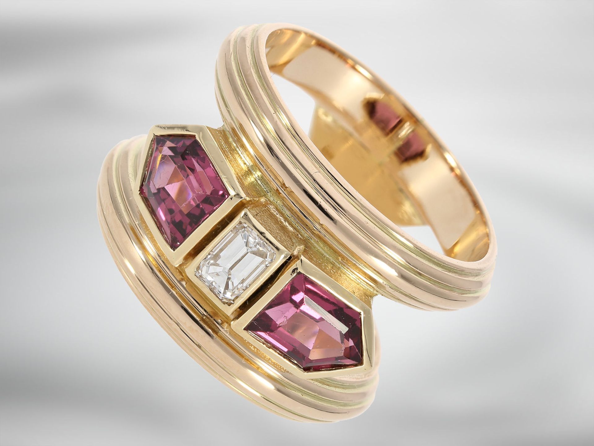 Ring: unikater Designerring mit pinkfarbenen Turmalinen und einem schönen Diamanten im Emerald-Cut, - Image 2 of 4