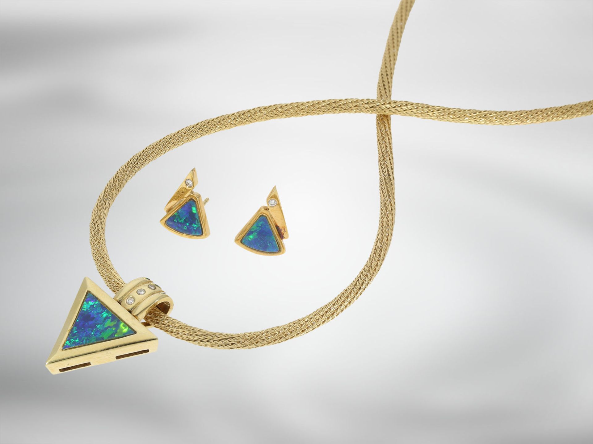 Schmuckset: Opalschmuckset aus Collier und Ohrsteckern mit Brillanten, 14K Gold