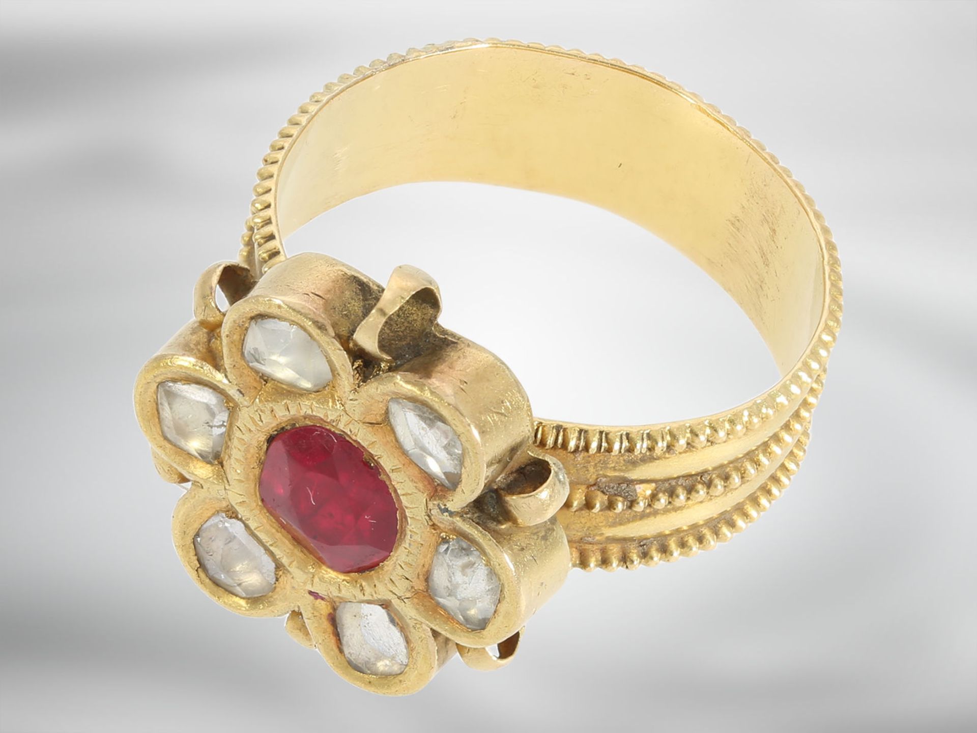 Ring: dekorativer antiker Ring in Blütenform, besetzt mit weißen Saphiren und einem Rubin, 18K Gelbg - Image 3 of 4