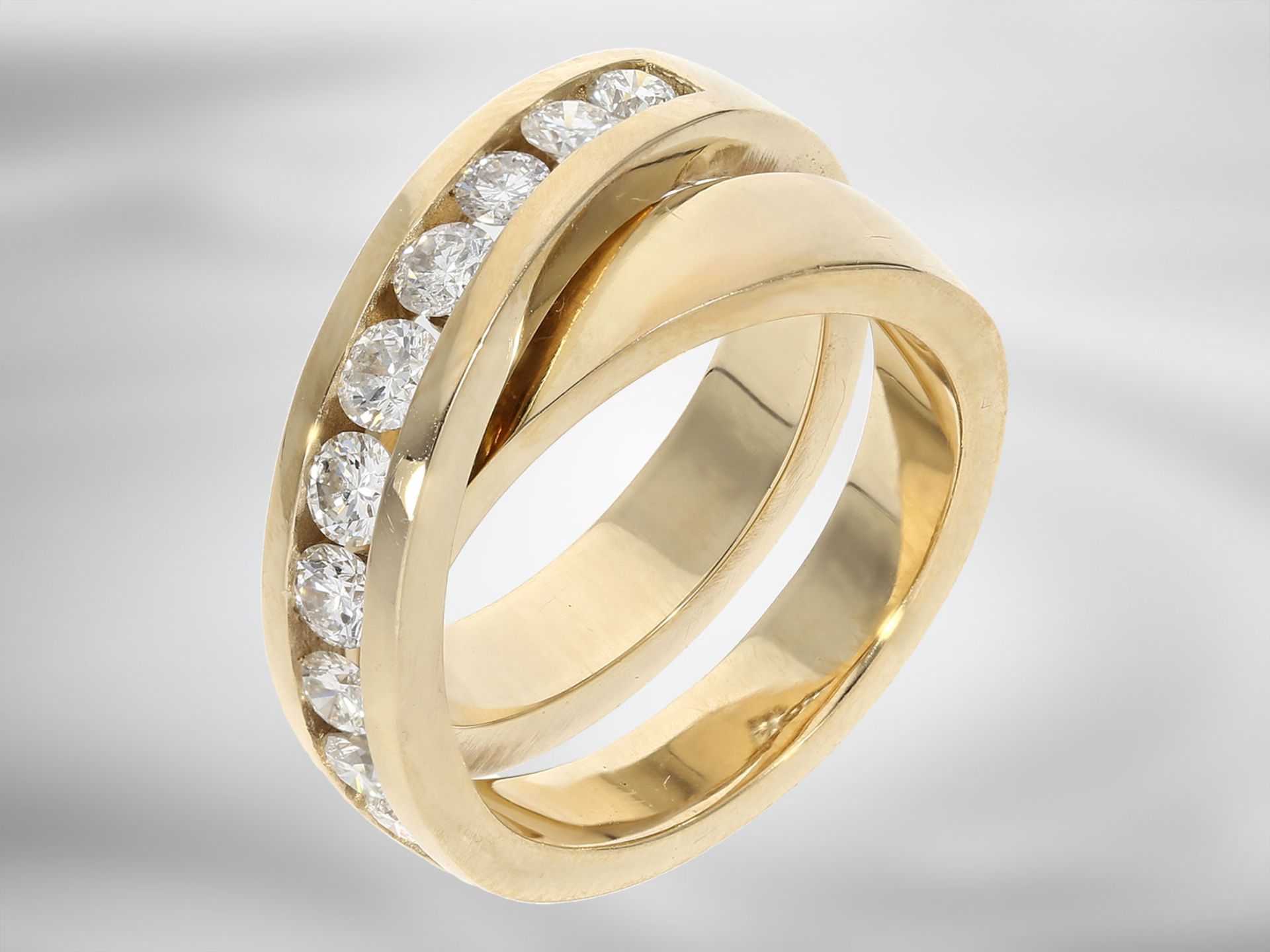 Ring: sehr schöner 'Crossover' Ring mit Brillanten, insgsamt ca. 0,8ct, 14K Gelbgold - Image 3 of 3