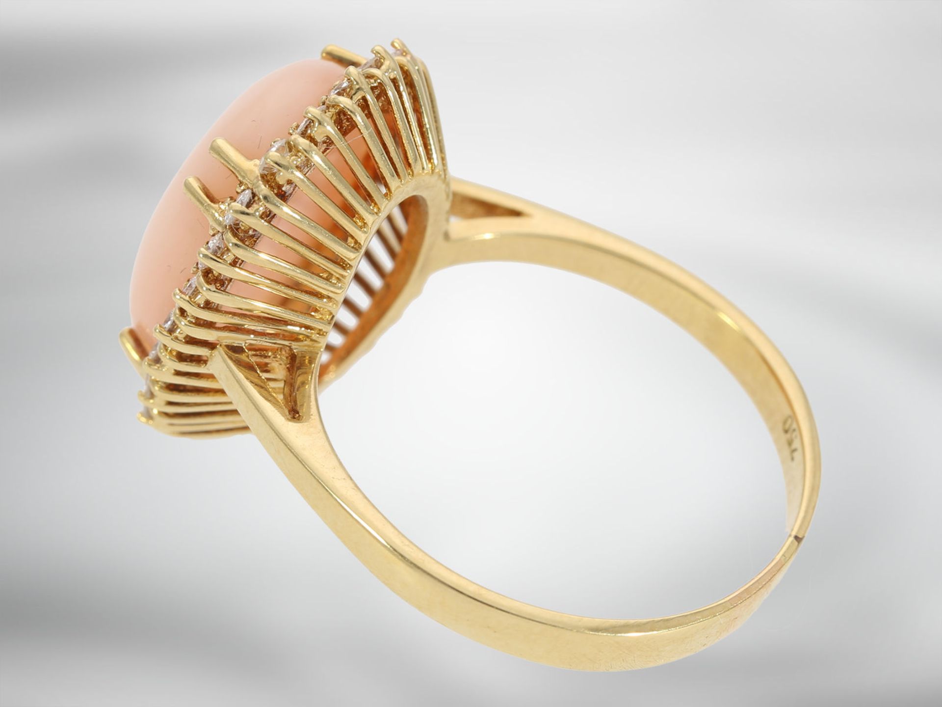 Kette/Collier/Ring: schöne 3-reihige Korallenkette mit Brillant-Schließe und passendem Goldschmieder - Image 5 of 5