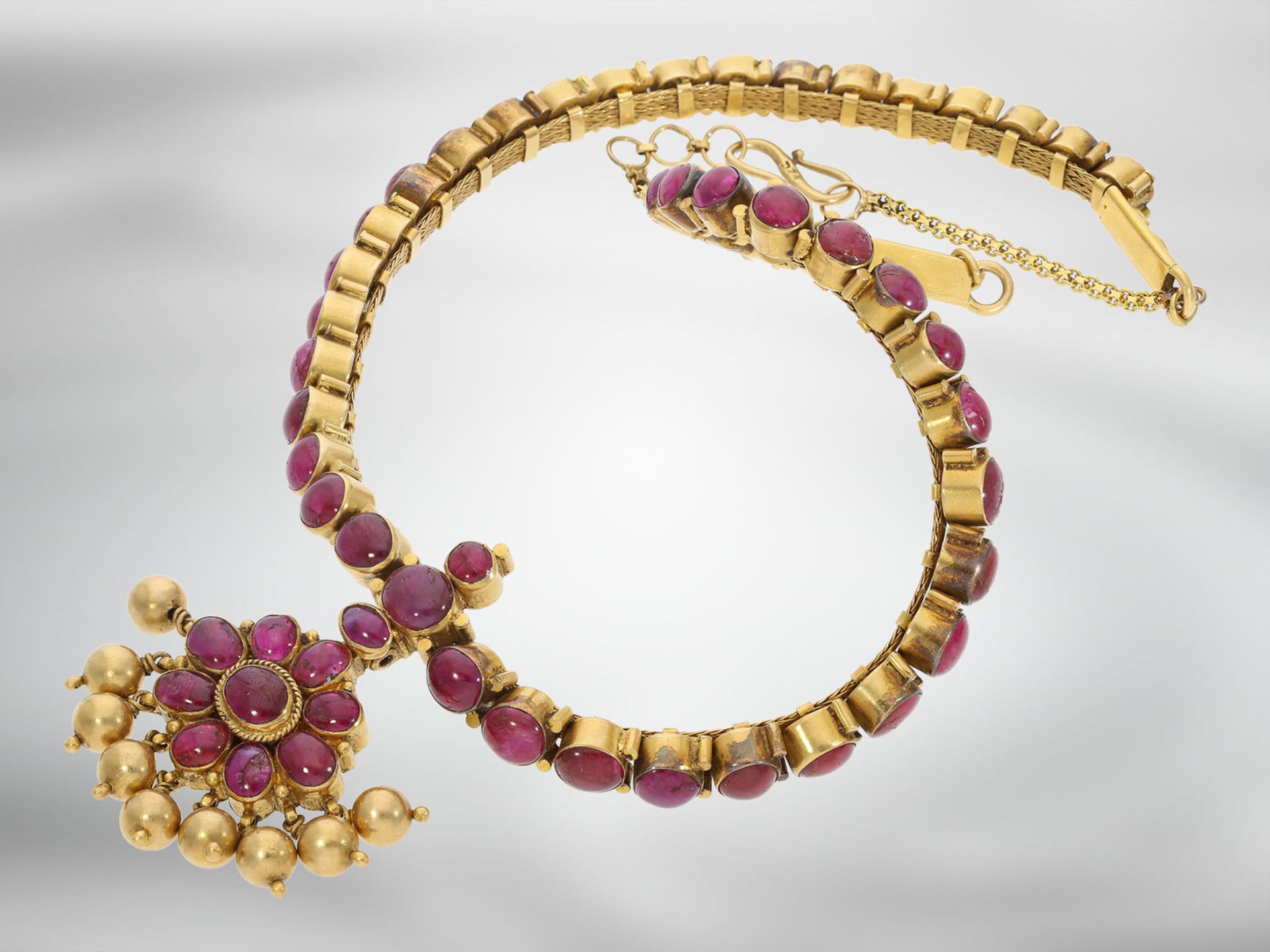 Collier: exotisches hochdekoratives, antikes Gelbgoldcollier mit hochfeinen Rubincabochons, insgesam - Image 3 of 4