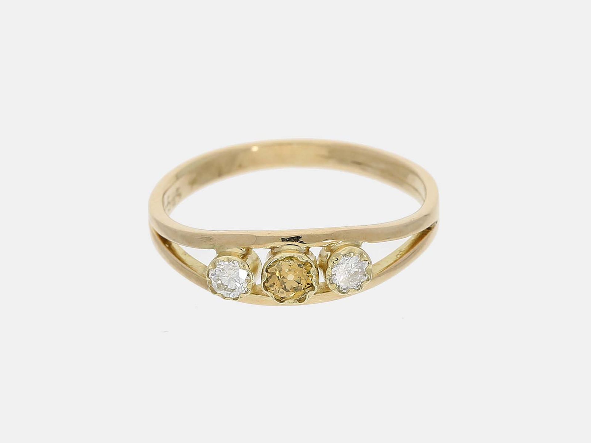 Ring: attraktiver Goldring mit Brillanten und Fancy Altschliff-Diamant, insgesamt ca. 0,35ct