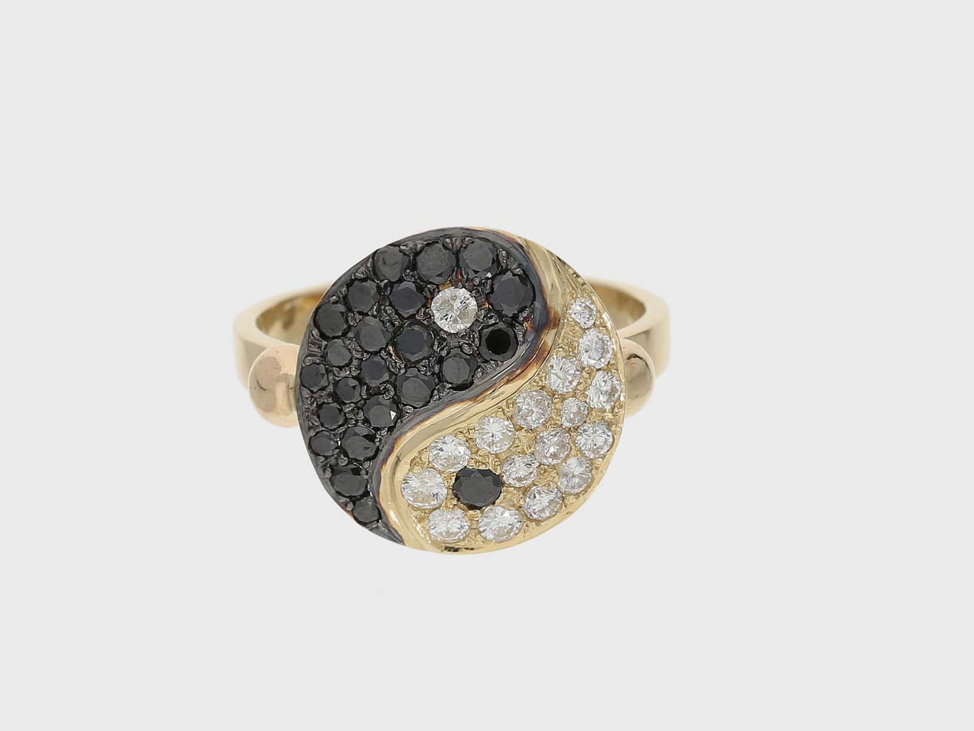 Ring: neuwertiger Brillantring Motiv 'Ying & Yang' mit insgesamt ca. 1,35ct Brillanten