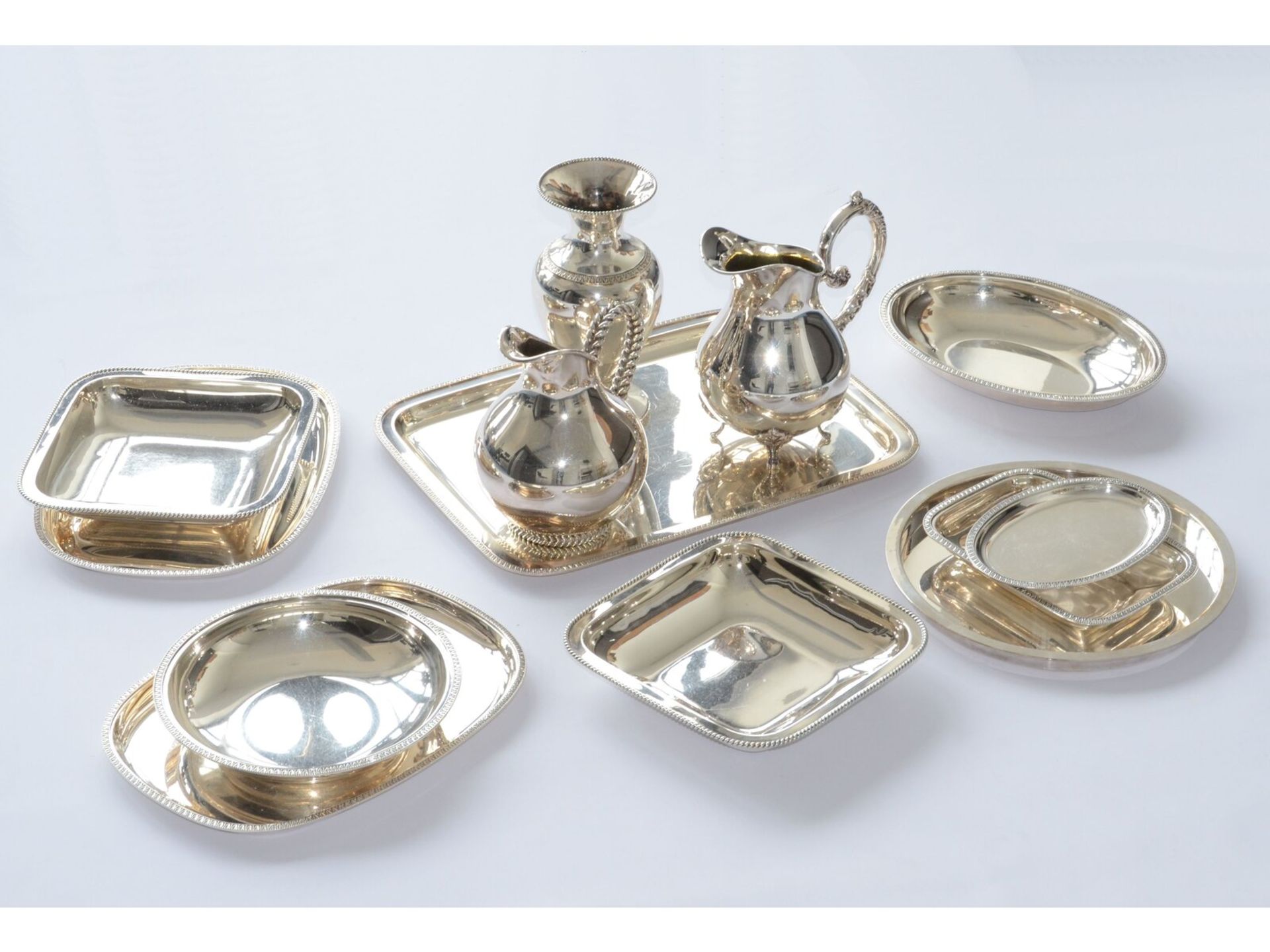Silber: großes Sterlingsilber Konvolut aus Kannen, Schalen, Tabletts und 1 Vase, insges. über 7kg, 1