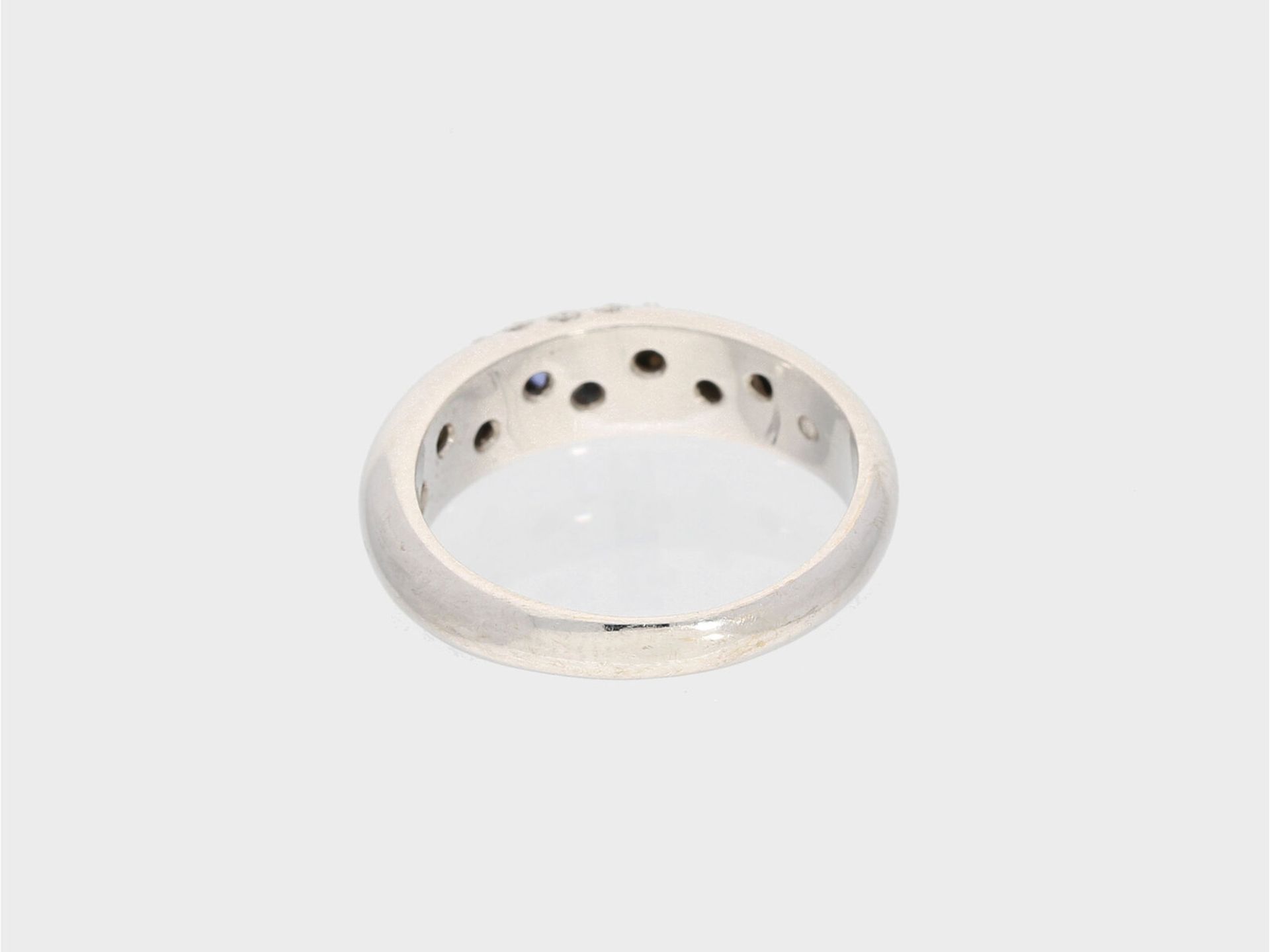 Ring: klassischer Bandring mit Saphir-/Brillantbesatz, 18K Weißgold, Ca. Ø17,5mm, RG54, ca. 6,6g, - Image 2 of 2