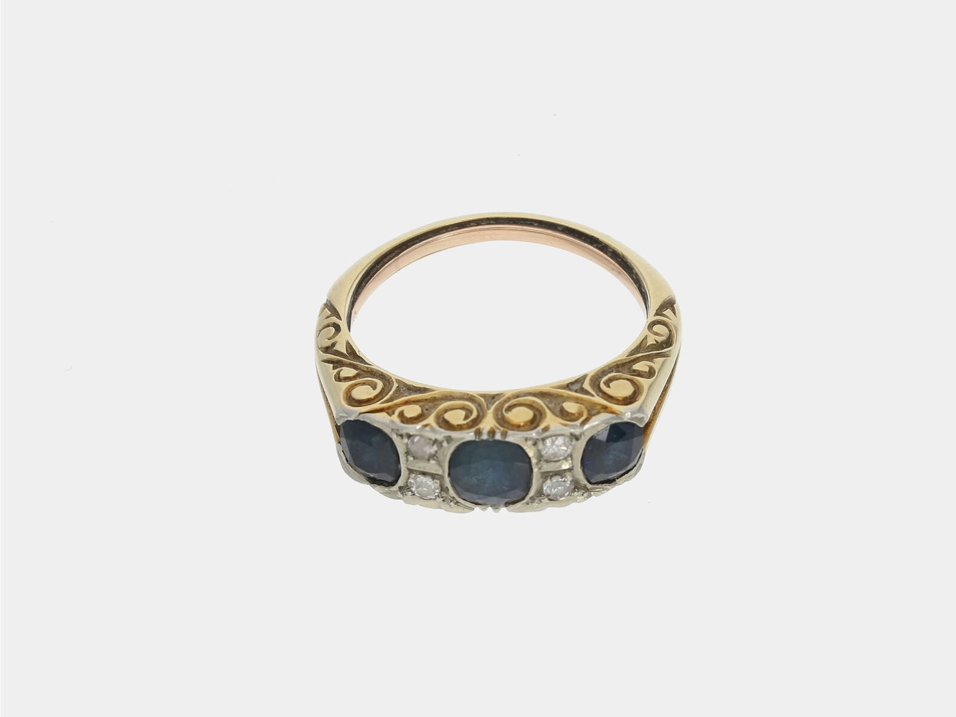 Ring: antiker Saphirring mit Altschliff-Diamanten, insgesamt ca. 1,5ct: Ca. Ø17mm, RG53, Breite oben