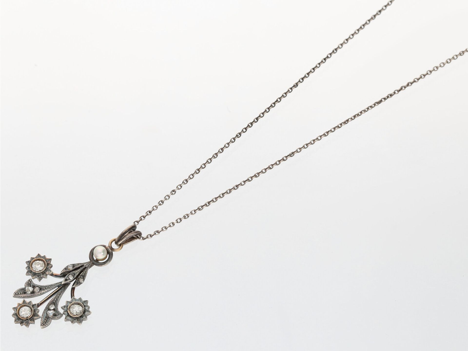 Kette/Collier/Anhänger: kleines antikes Blumencollier mit Altschliff-Diamanten und Perlen, 18K Gold/