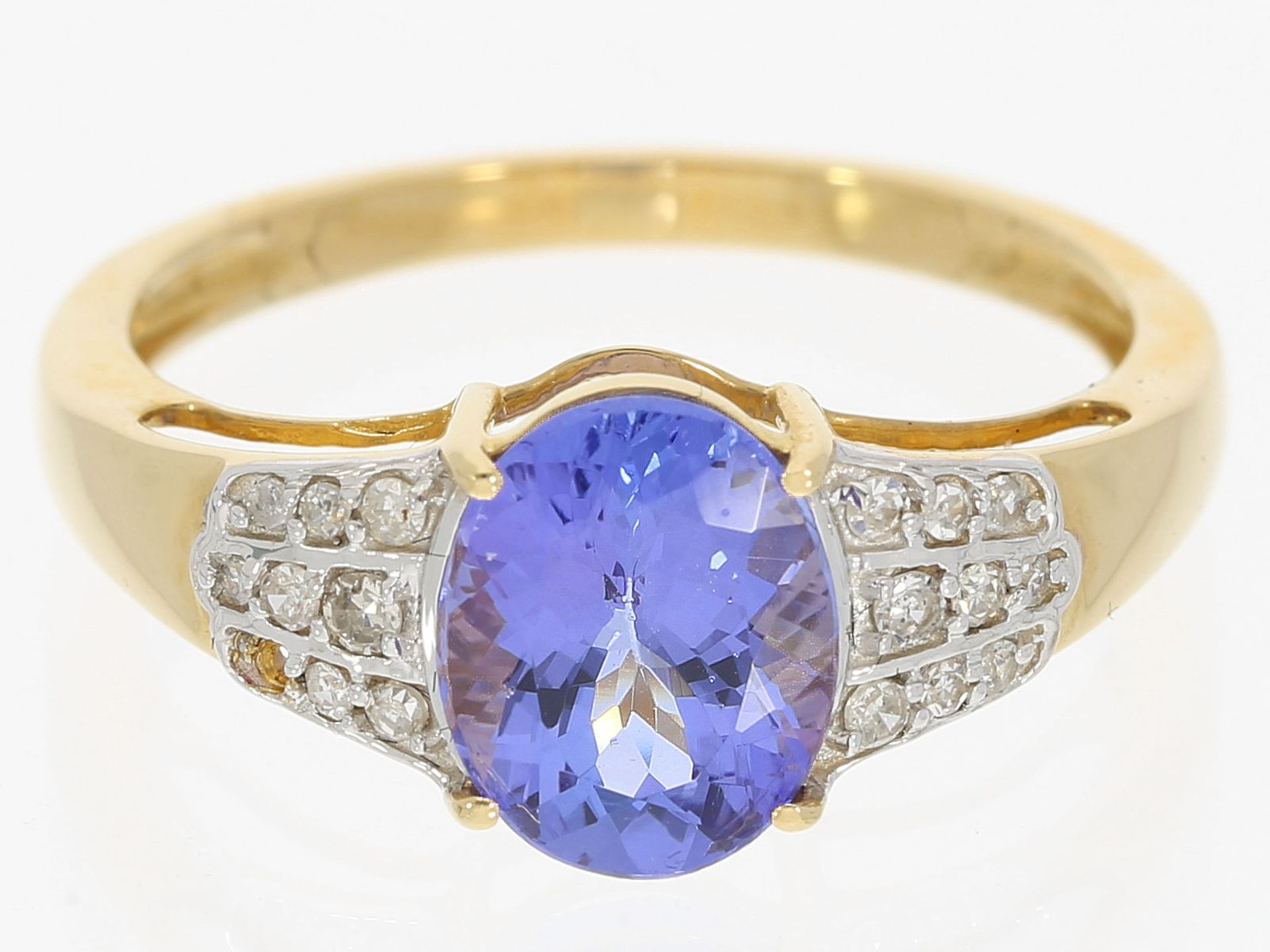 Ring: schöner Goldschmiedering mit einem Tansanit und Diamantbesatz