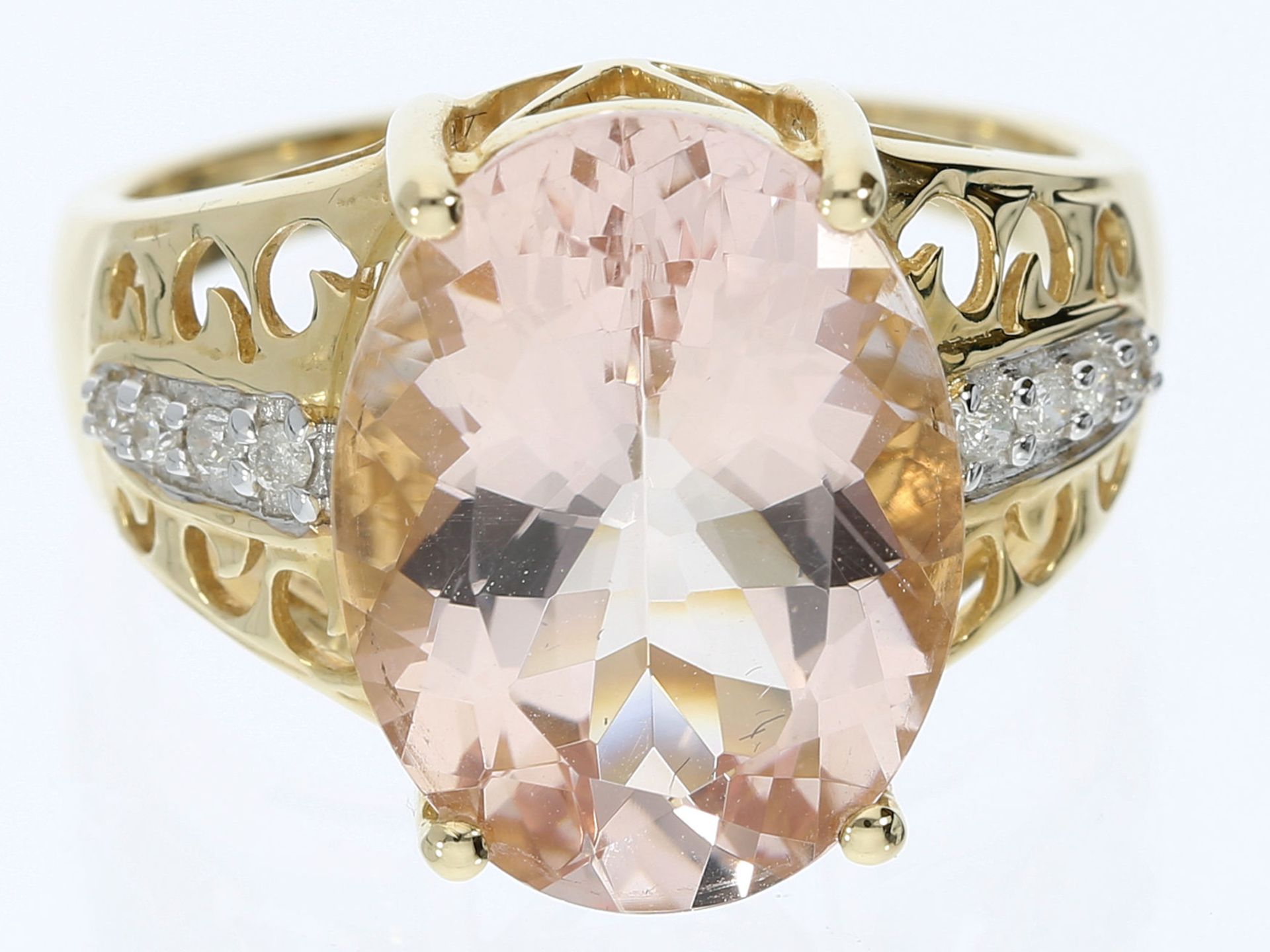 Ring: dekorativer Goldschmiedering mit rosa Farbstein und kleinen Brillanten