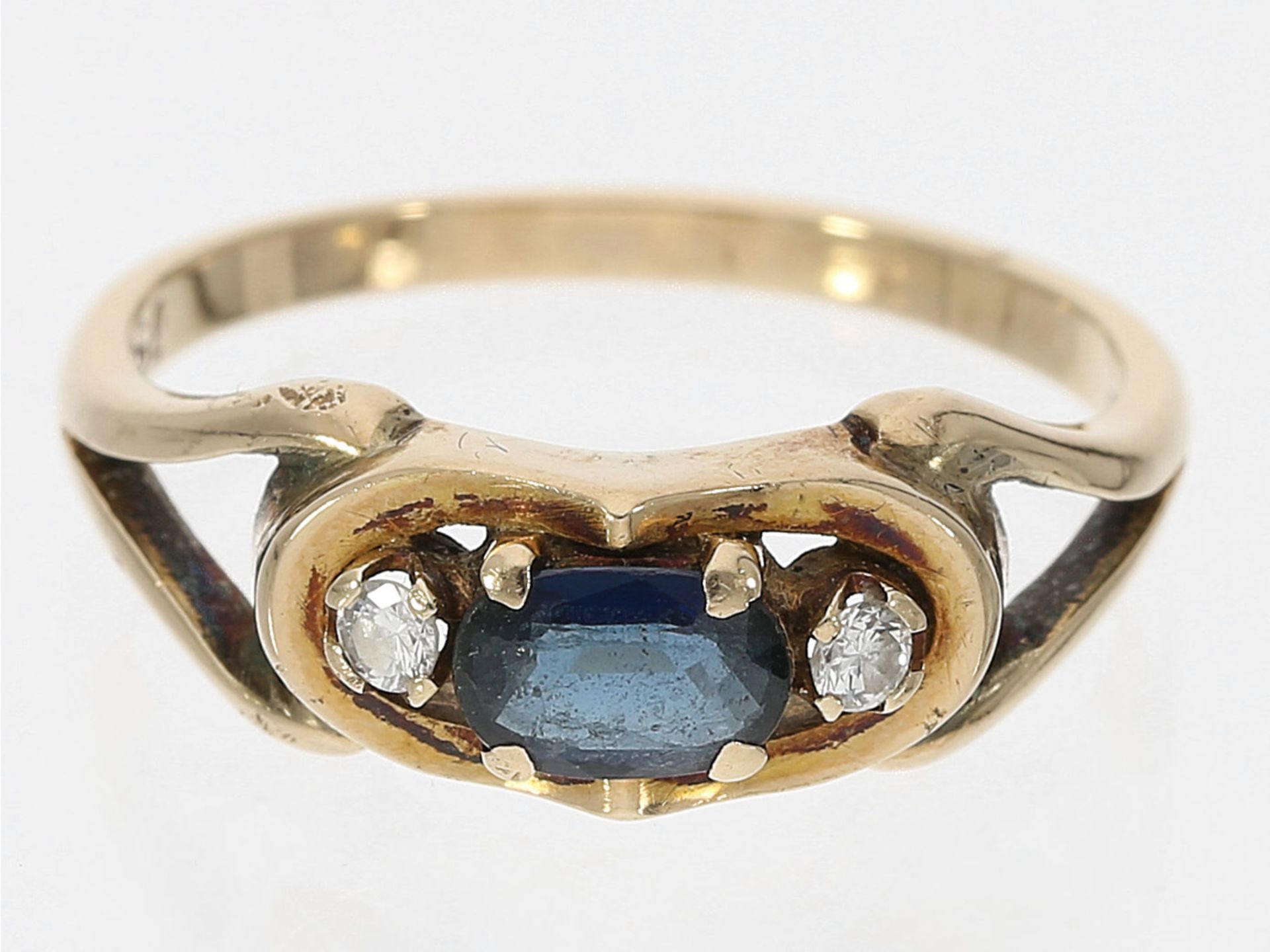 Ring: antiker Goldschmiedering mit Saphir und Brillanten besetzt, vermutlich um 1930