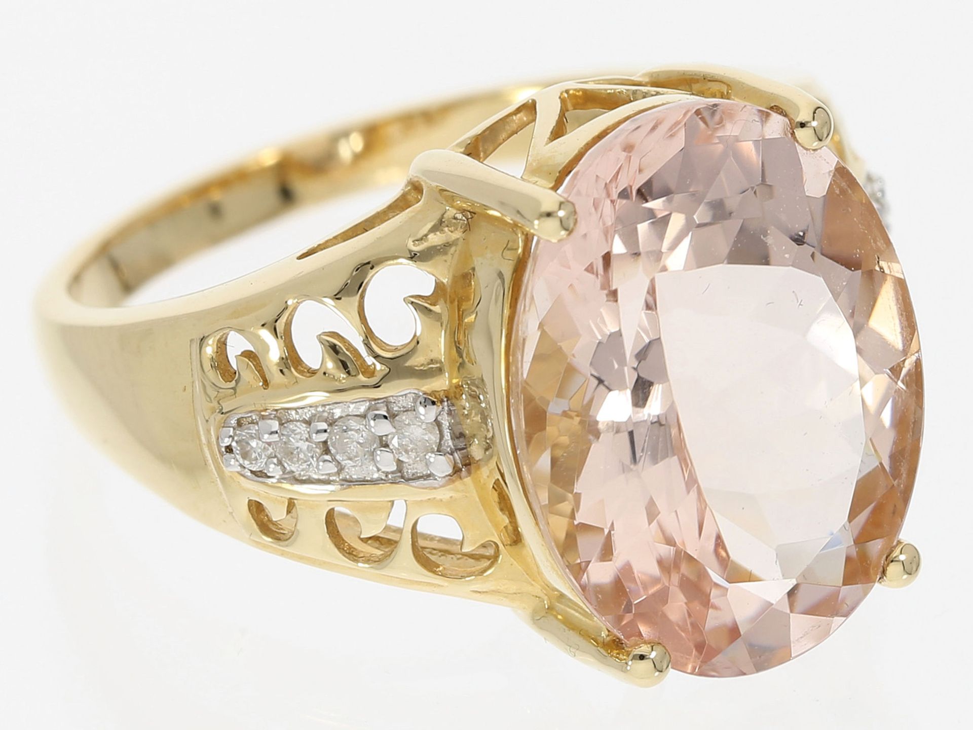Ring: dekorativer Goldschmiedering mit rosa Farbstein und kleinen Brillanten - Bild 2 aus 2